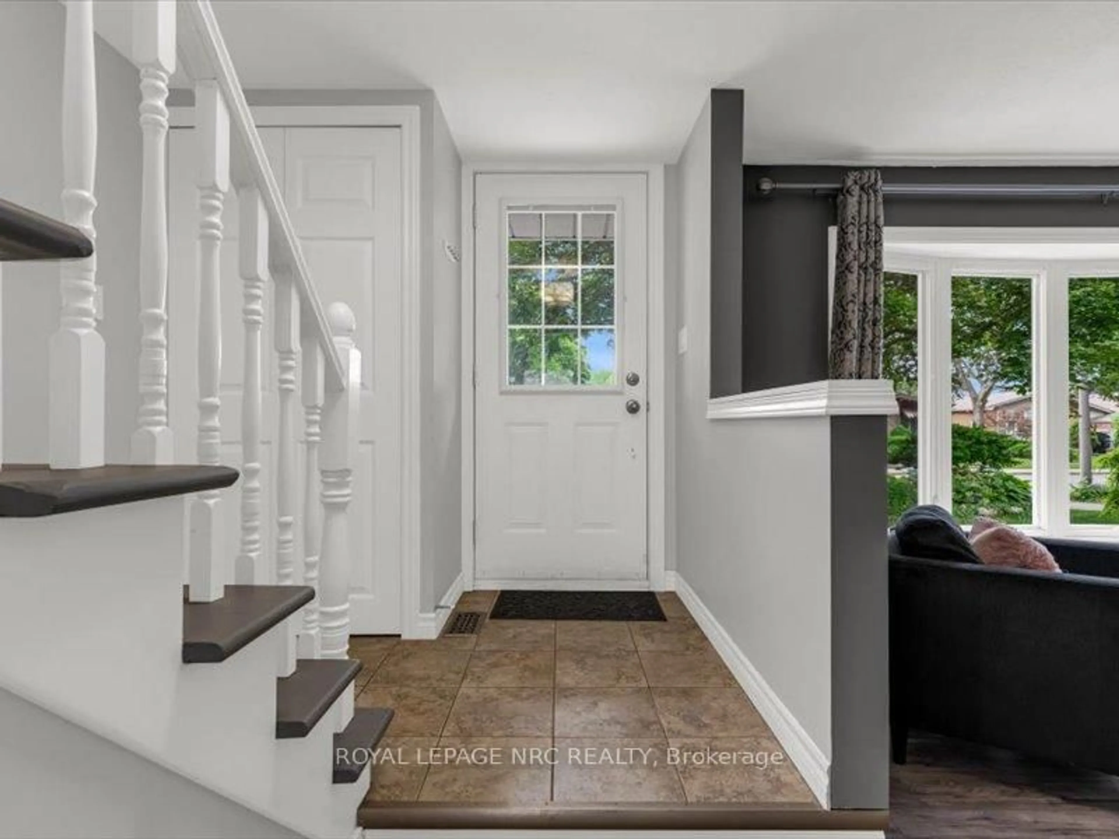Indoor entryway for 39 Meadowlark St, Hamilton Ontario L9A 2K4