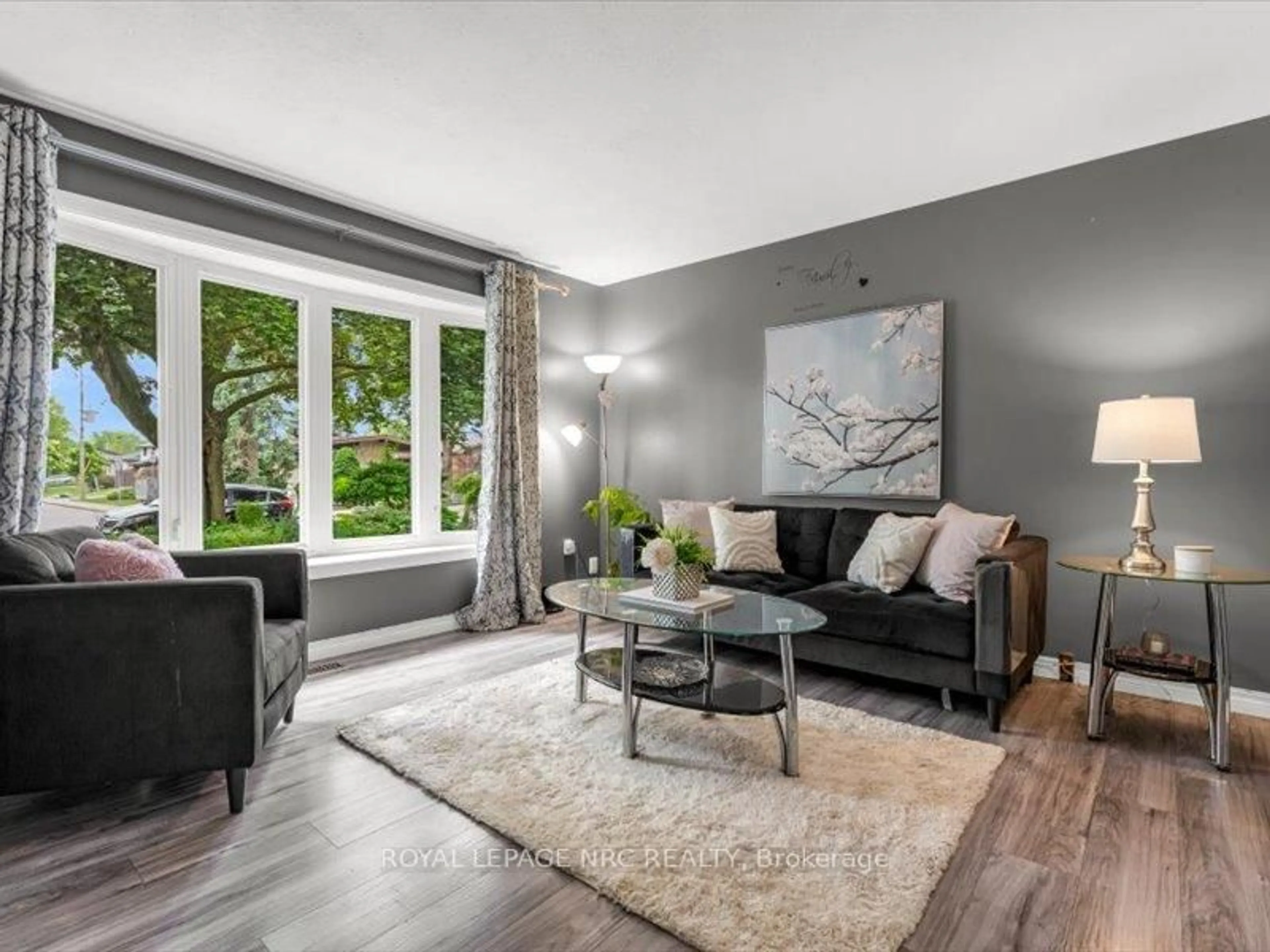Living room with furniture, unknown for 39 Meadowlark St, Hamilton Ontario L9A 2K4