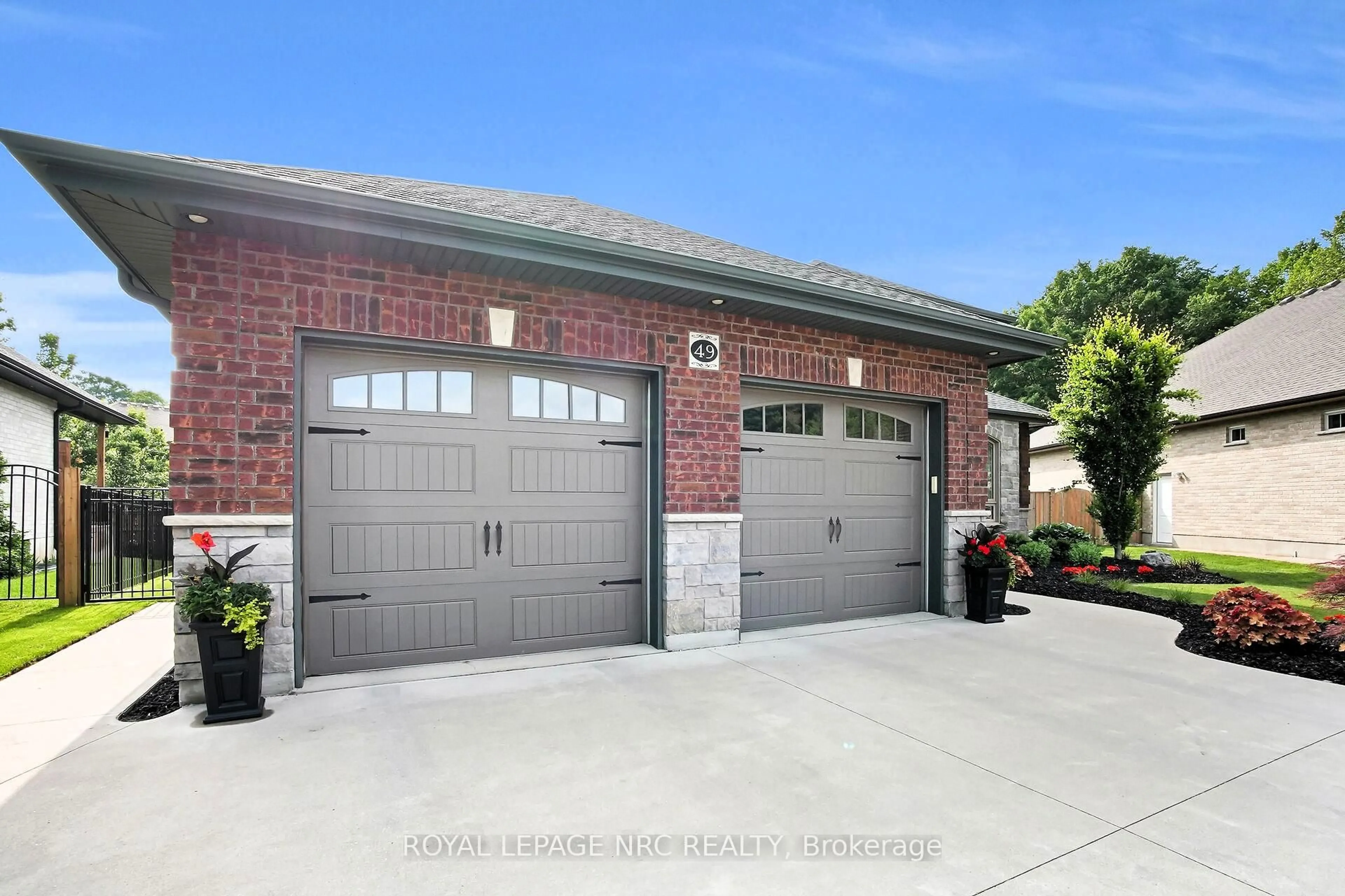 Indoor garage for 49 Ashby Cres, Strathroy-Caradoc Ontario N7G 0C9