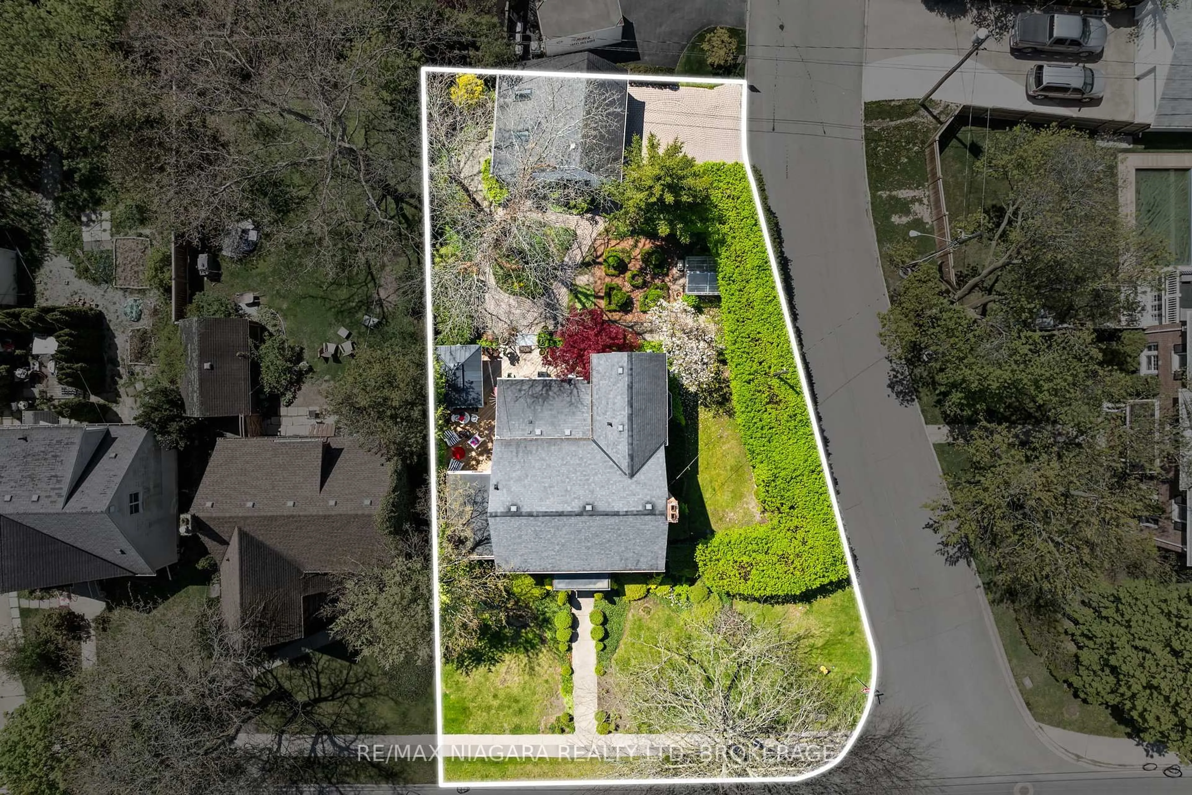 A pic from outside/outdoor area/front of a property/back of a property/a pic from drone, street for 54 Glenridge Ave, St. Catharines Ontario L2R 4X1