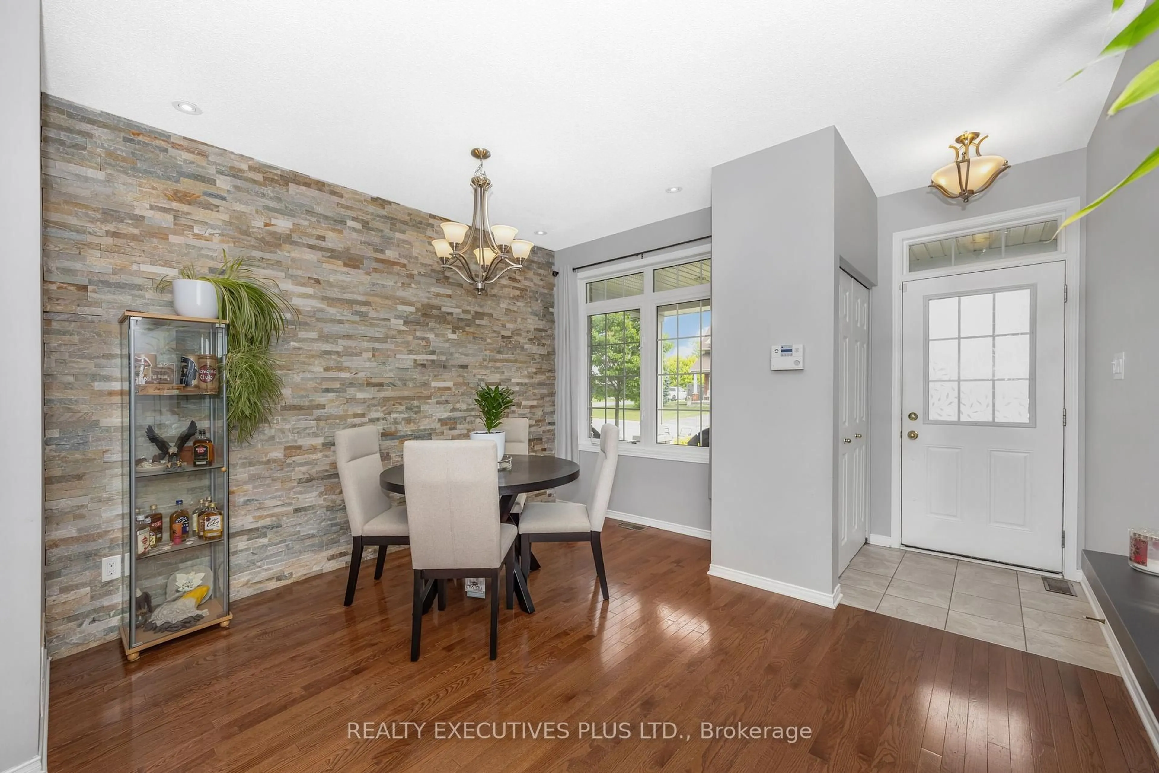 Dining room, ceramic/tile floor for 341 Jasper Cres, Clarence-Rockland Ontario K4K 0C9