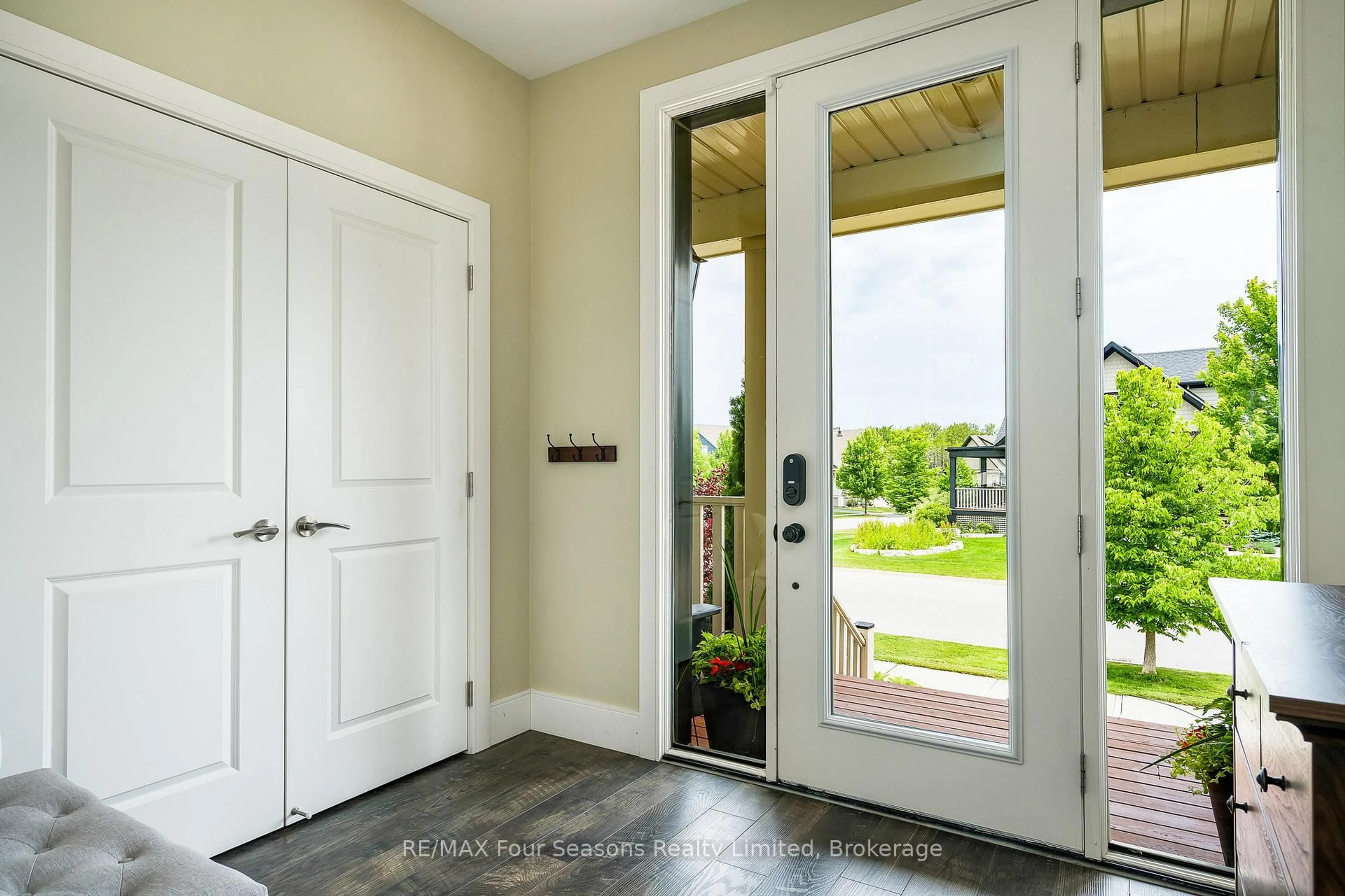 Indoor entryway for 164 Snow Apple Cres, Blue Mountains Ontario L9Y 0Y1
