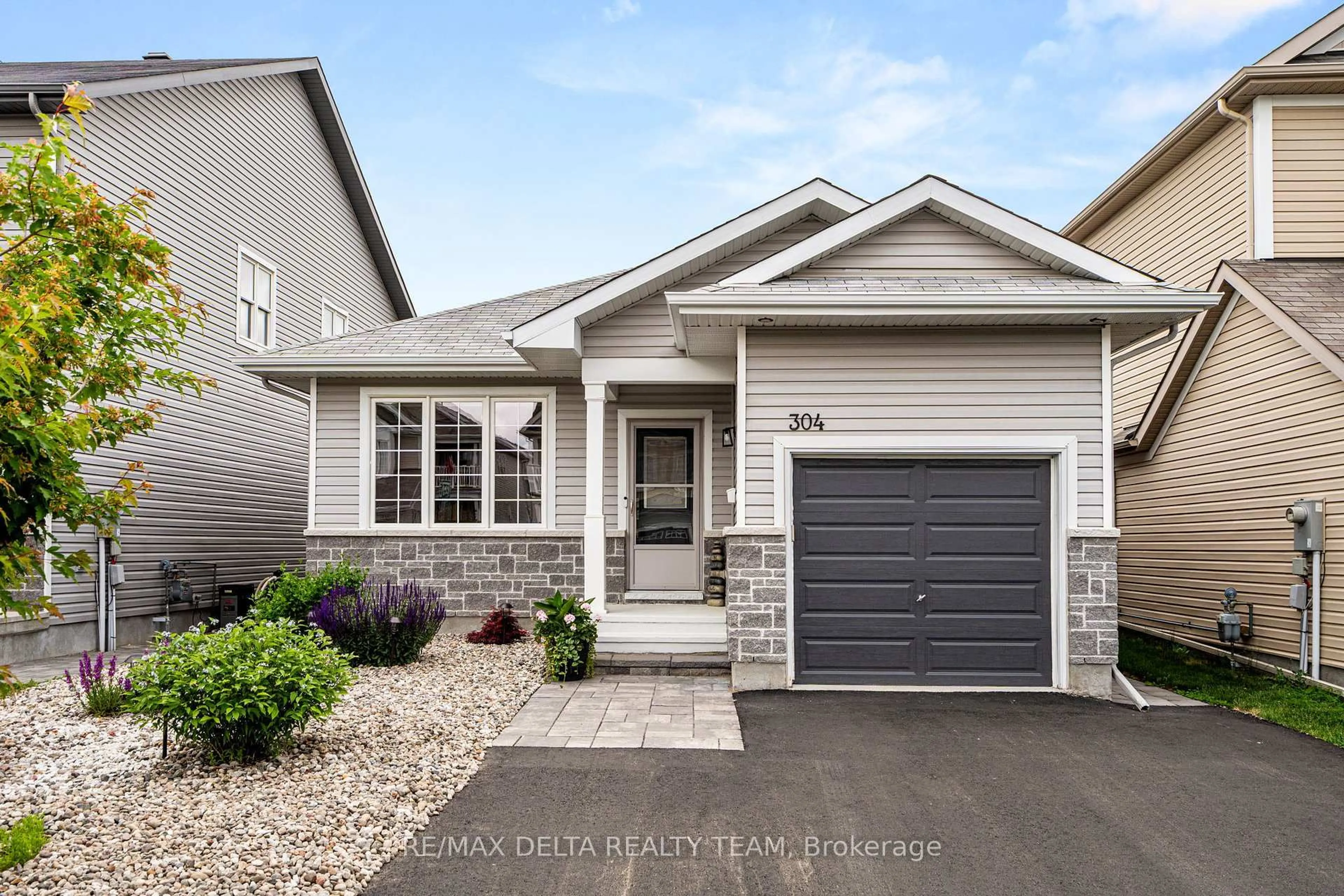 Home with vinyl exterior material, street for 304 BOBOLINK Rdge, Ottawa Ontario K2V 0B1