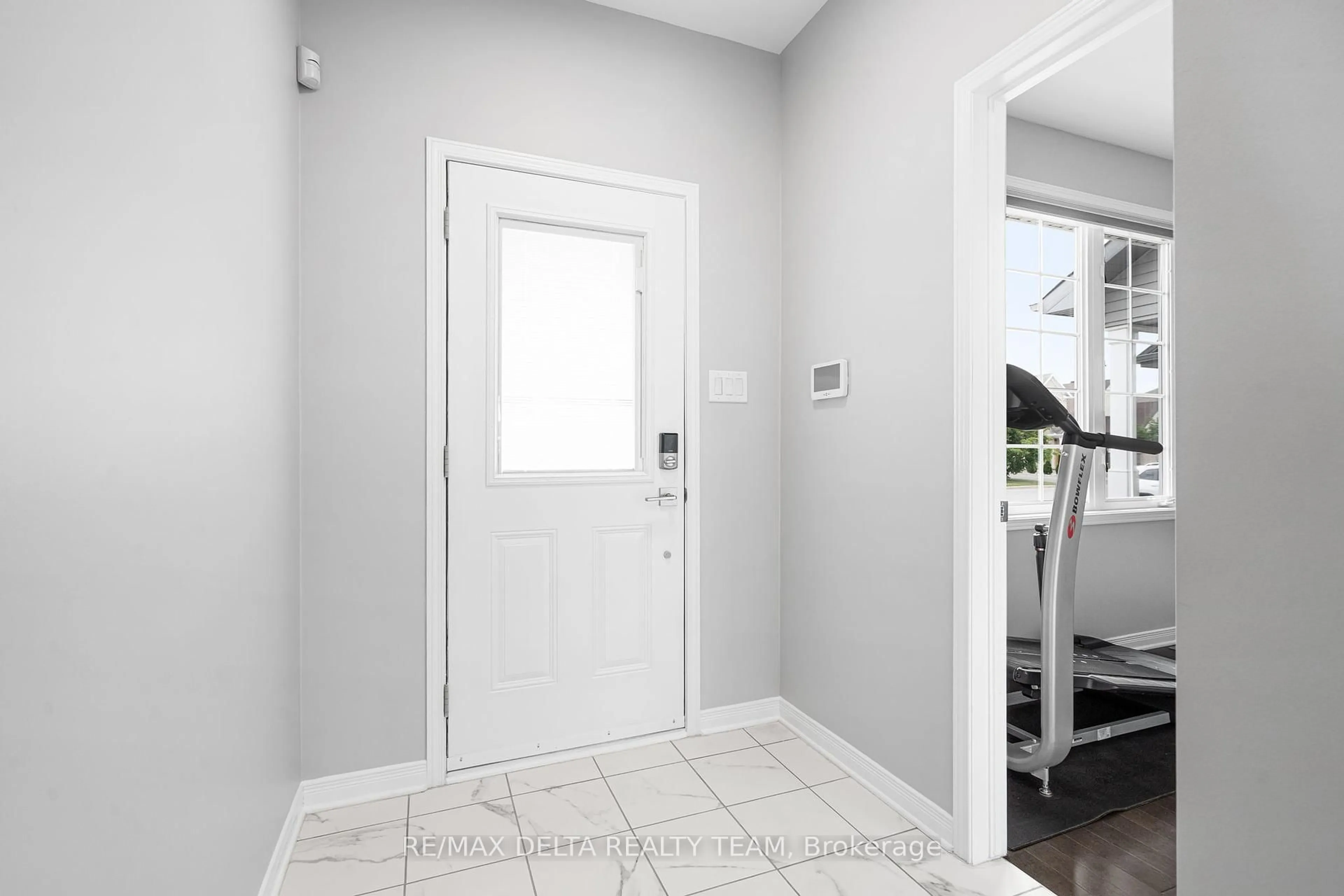 Indoor entryway for 304 BOBOLINK Rdge, Ottawa Ontario K2V 0B1