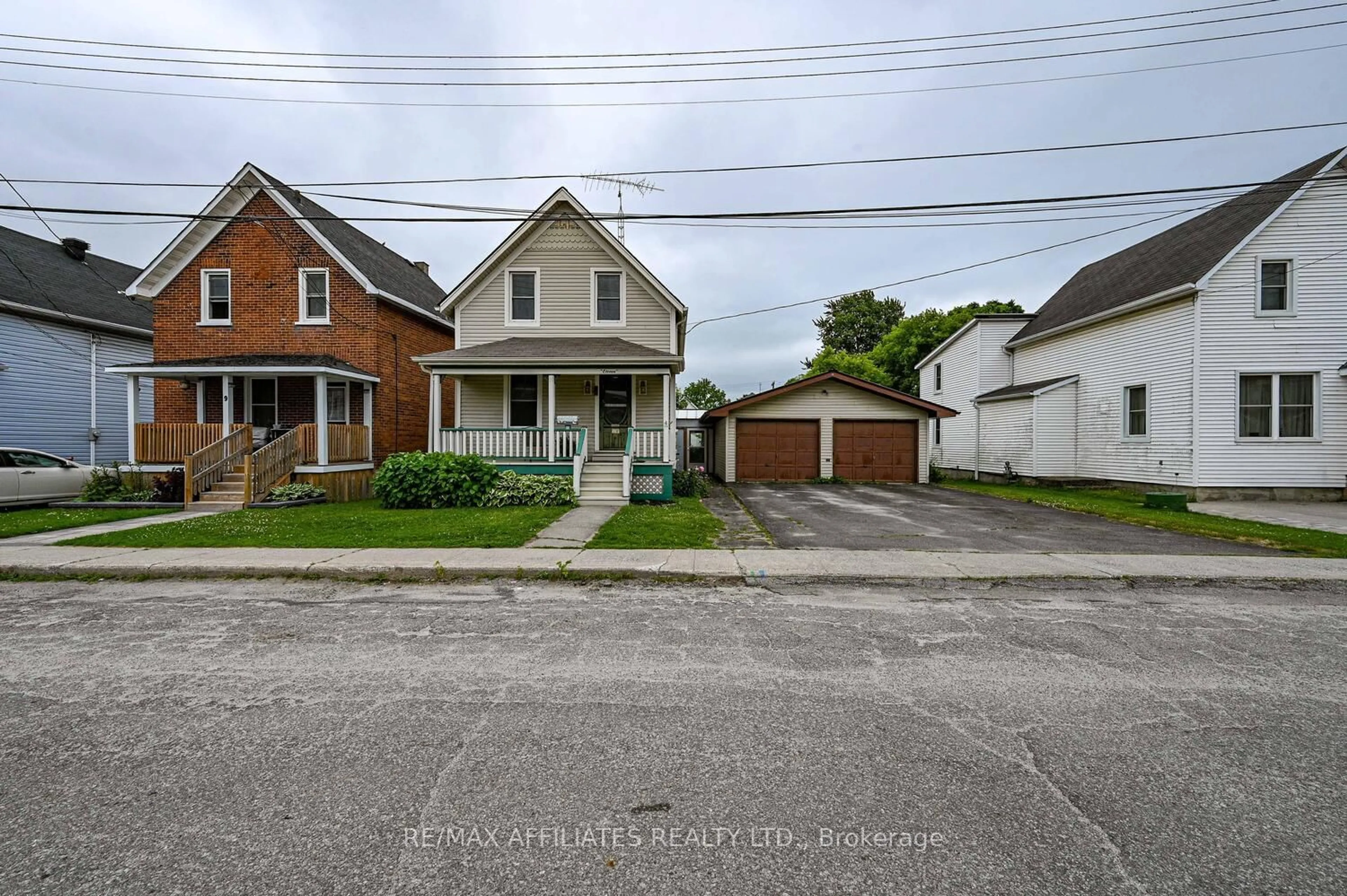 A pic from outside/outdoor area/front of a property/back of a property/a pic from drone, street for 11 Merrick St, Smiths Falls Ontario K7A 4R2