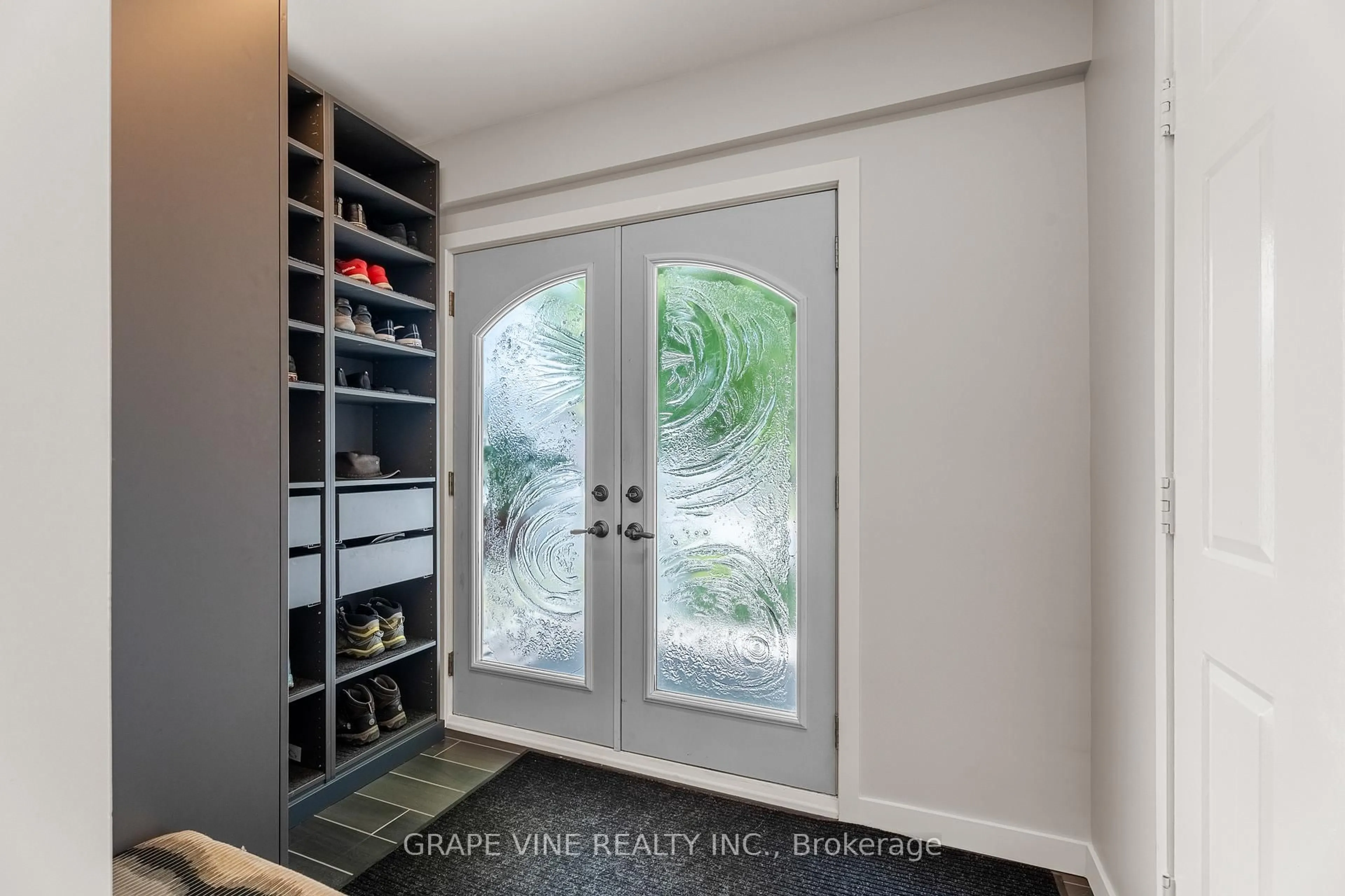 Indoor entryway for 32 Acklam Terr, Ottawa Ontario K2K 2H5