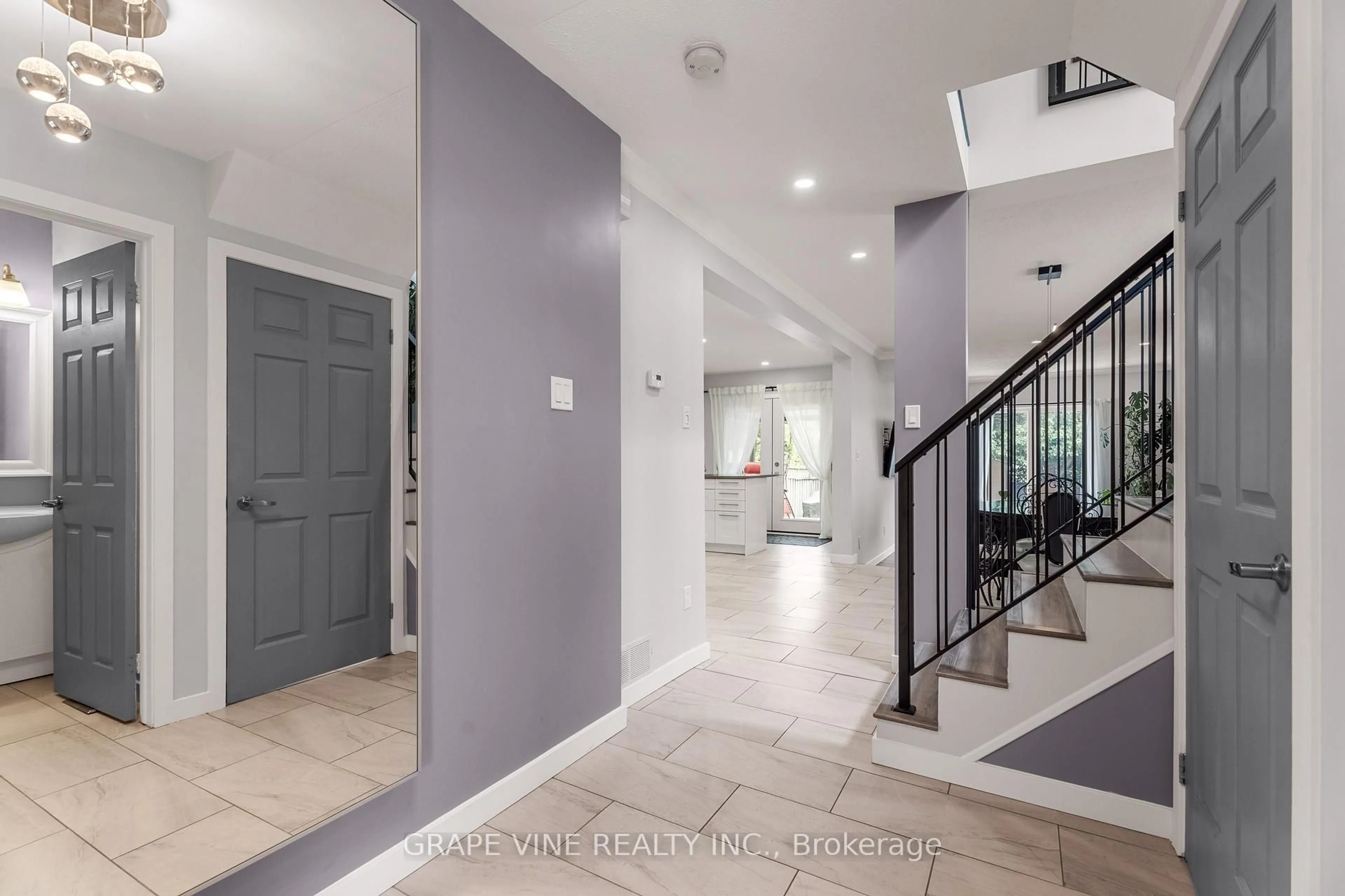 Indoor entryway for 32 Acklam Terr, Ottawa Ontario K2K 2H5
