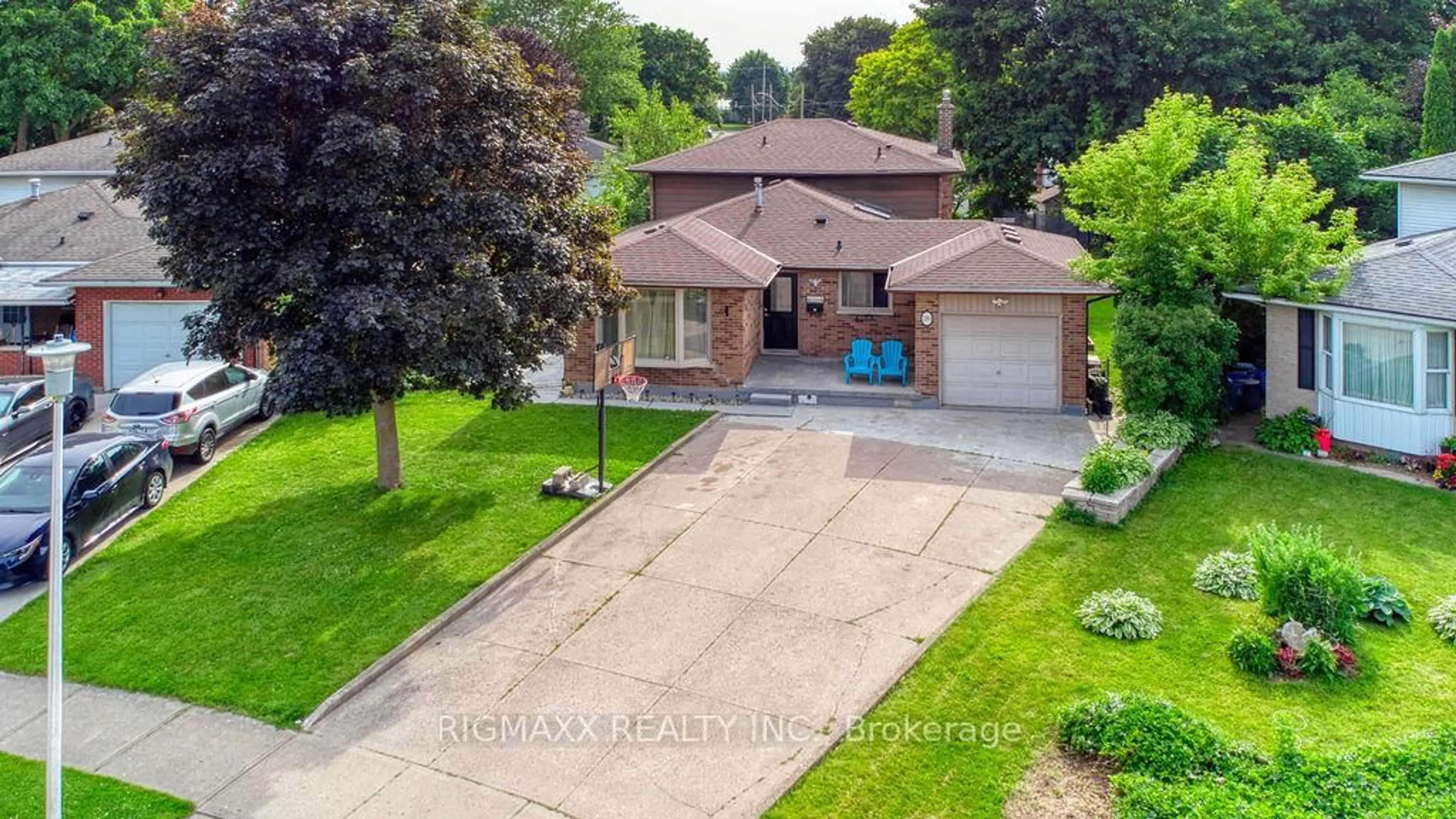 A pic from outside/outdoor area/front of a property/back of a property/a pic from drone, street for 280 Regal Dr, London East Ontario N5Y 4Z9