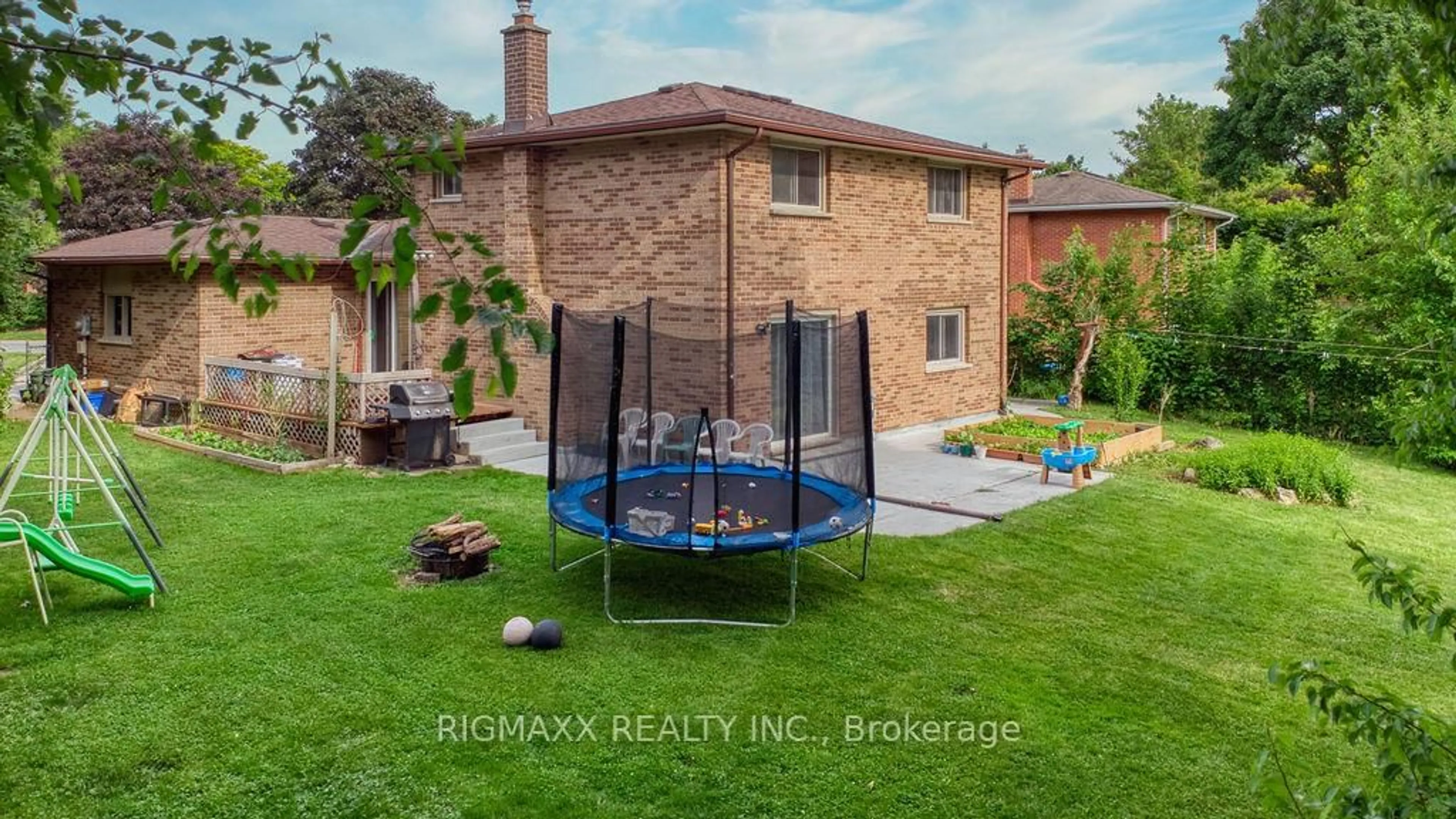 A pic from outside/outdoor area/front of a property/back of a property/a pic from drone, water/lake/river/ocean view for 280 Regal Dr, London East Ontario N5Y 4Z9