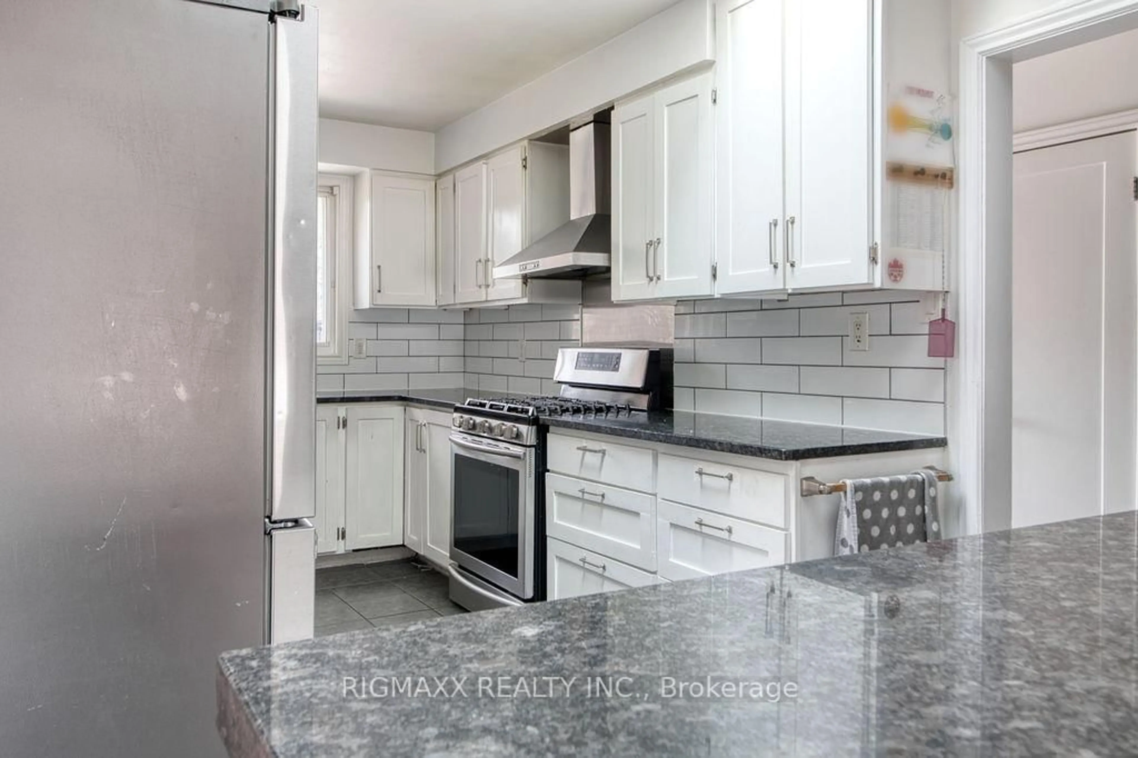 Standard kitchen, ceramic/tile floor for 280 Regal Dr, London East Ontario N5Y 4Z9