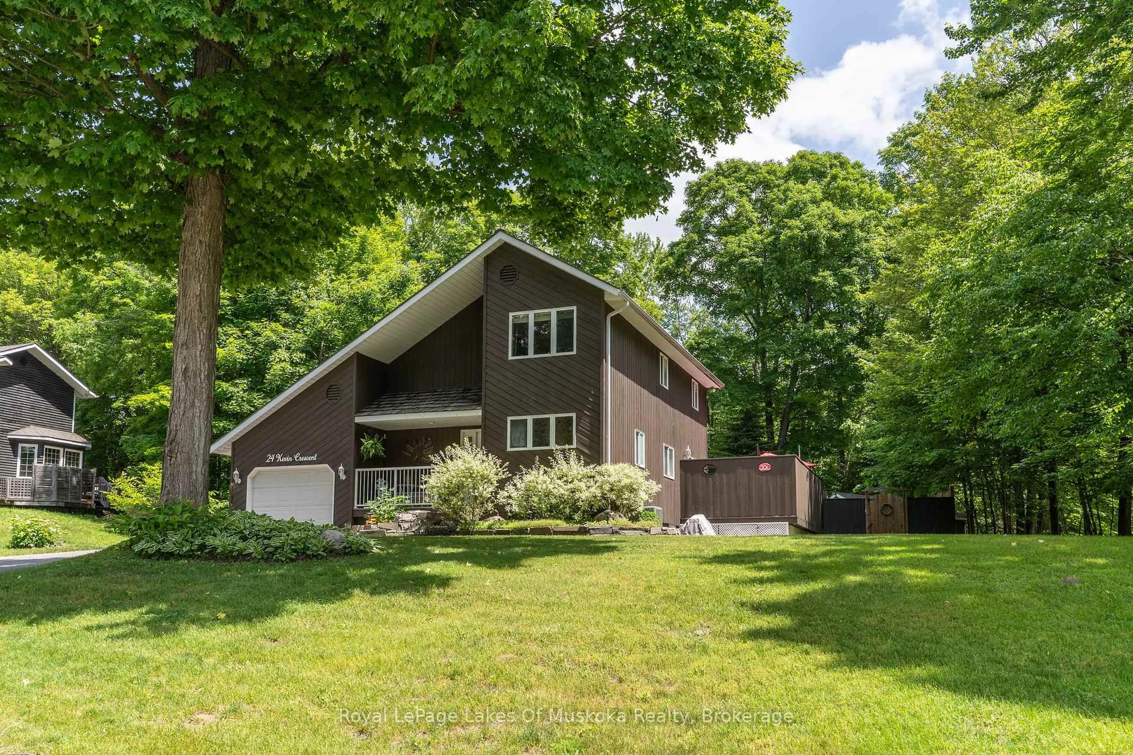 Home with vinyl exterior material, unknown for 24 Kevin Cres, Bracebridge Ontario P1L 1A8