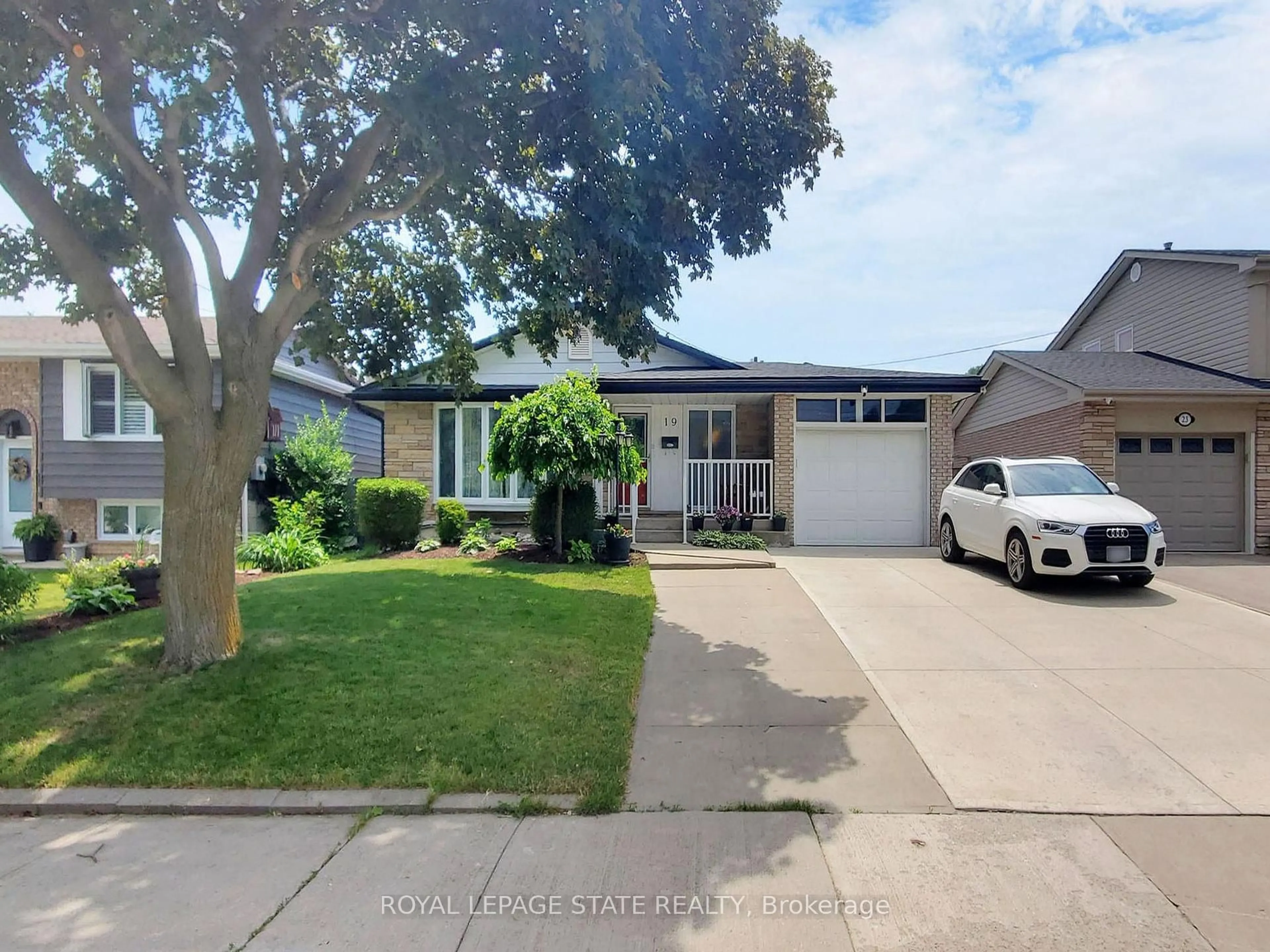 A pic from outside/outdoor area/front of a property/back of a property/a pic from drone, street for 19 Bunker Hill Dr, Hamilton Ontario L8K 5X3