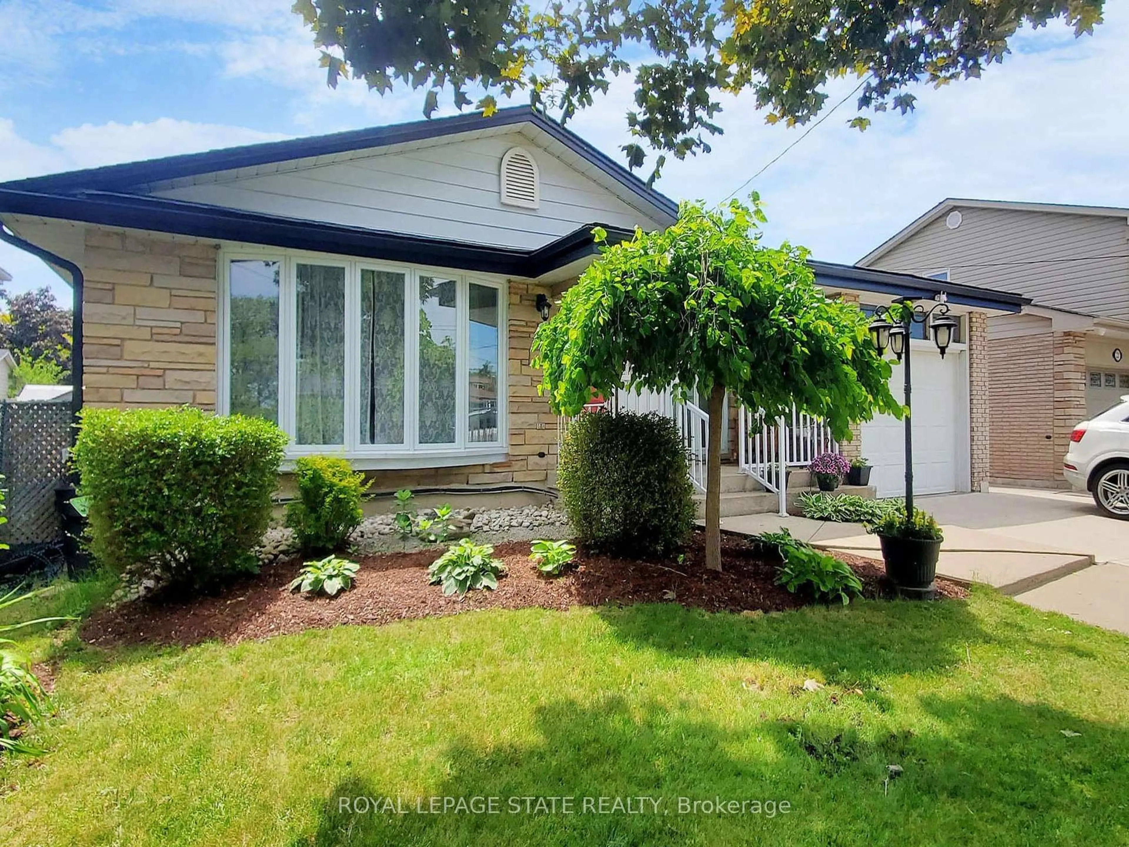 Home with vinyl exterior material, street for 19 Bunker Hill Dr, Hamilton Ontario L8K 5X3