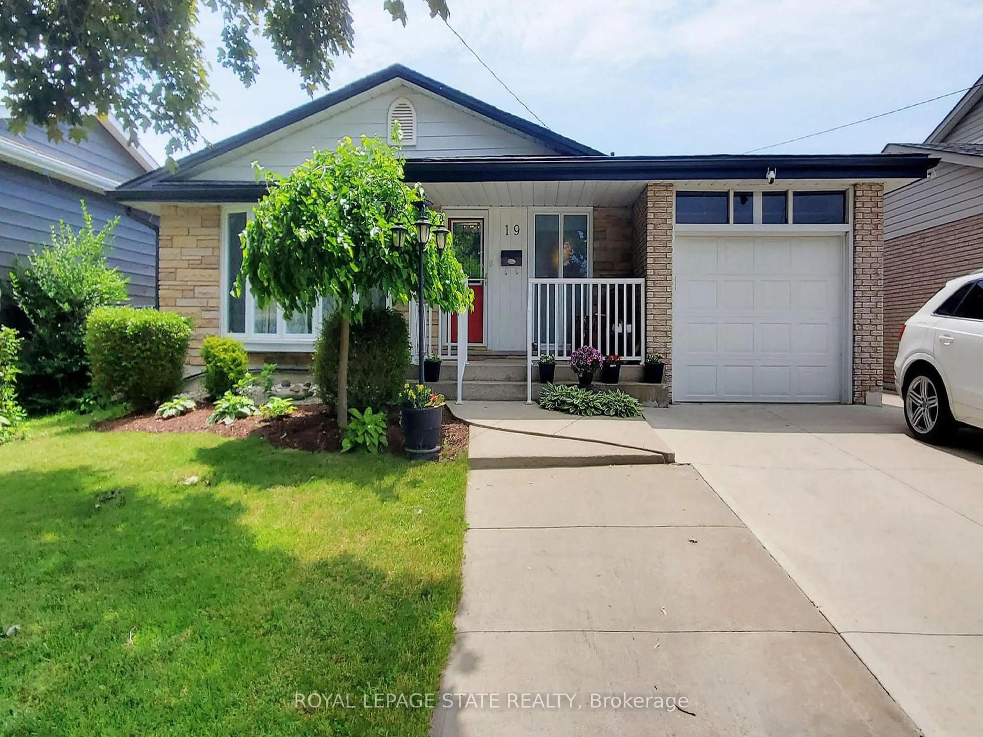 Home with vinyl exterior material, street for 19 Bunker Hill Dr, Hamilton Ontario L8K 5X3