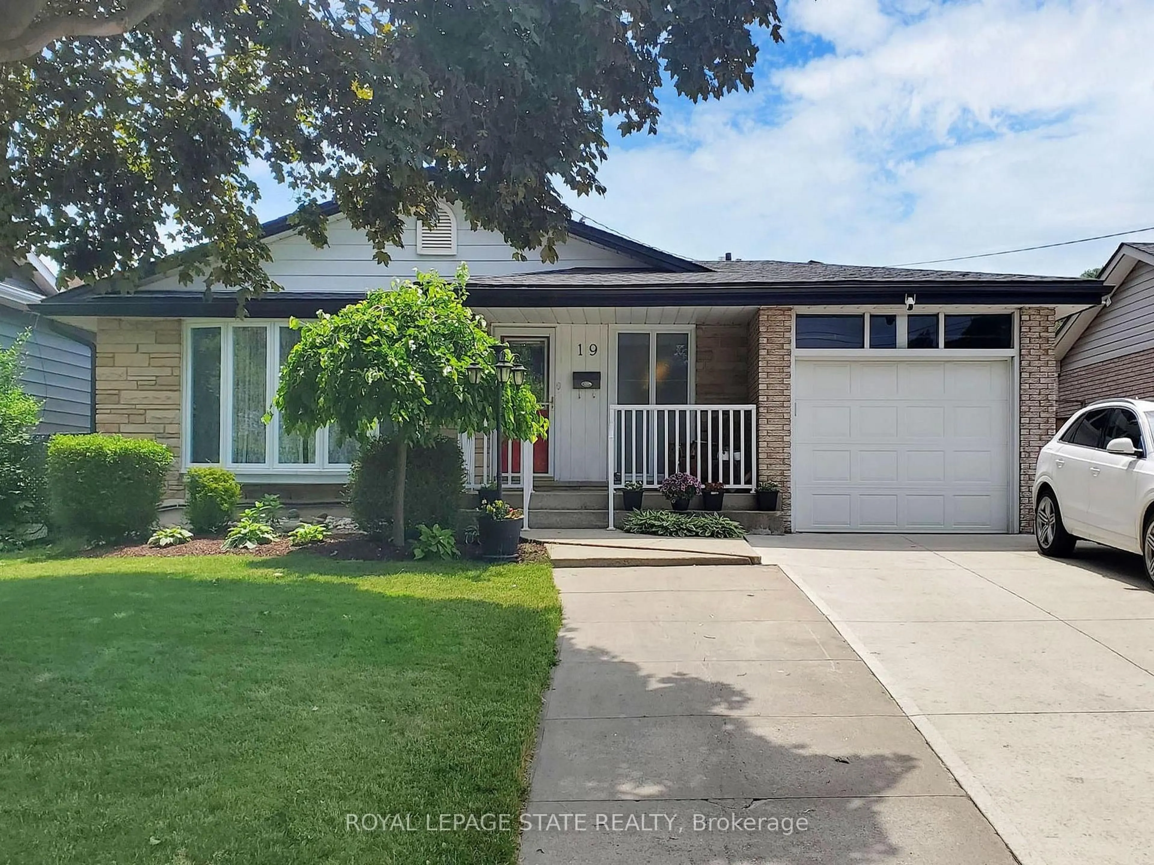 Home with vinyl exterior material, street for 19 Bunker Hill Dr, Hamilton Ontario L8K 5X3