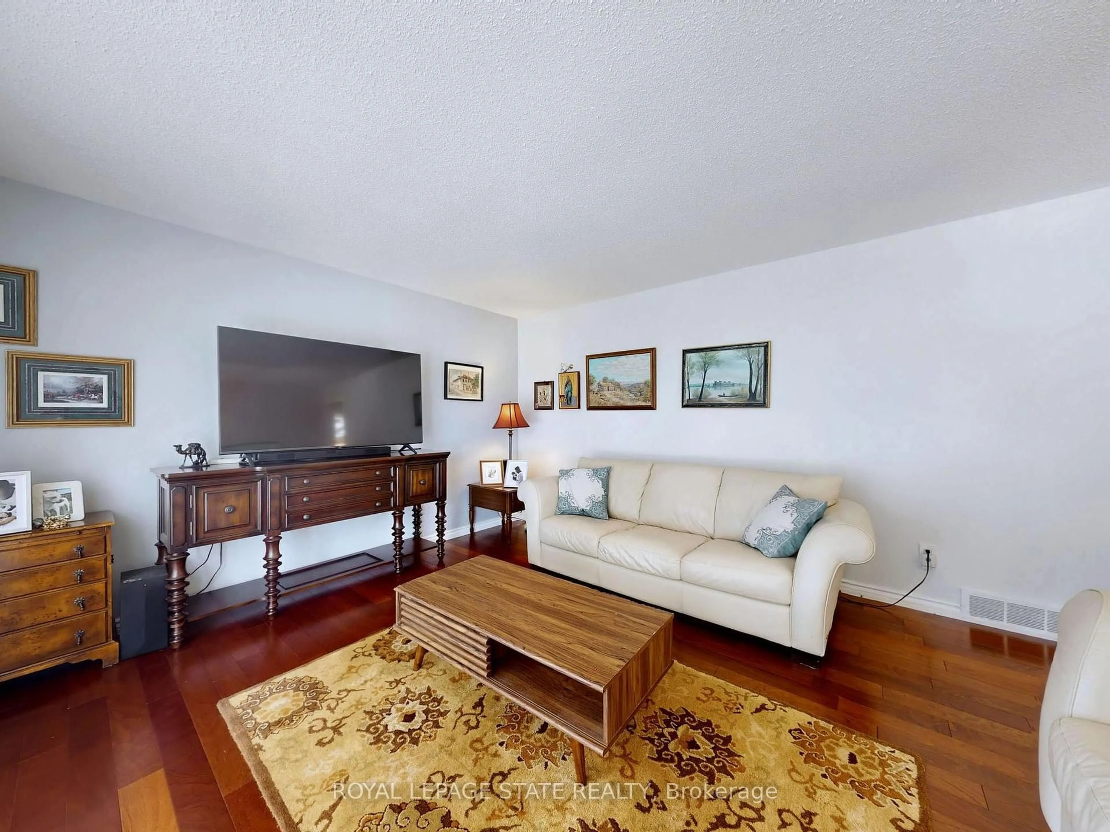 Living room with furniture, wood/laminate floor for 19 Bunker Hill Dr, Hamilton Ontario L8K 5X3