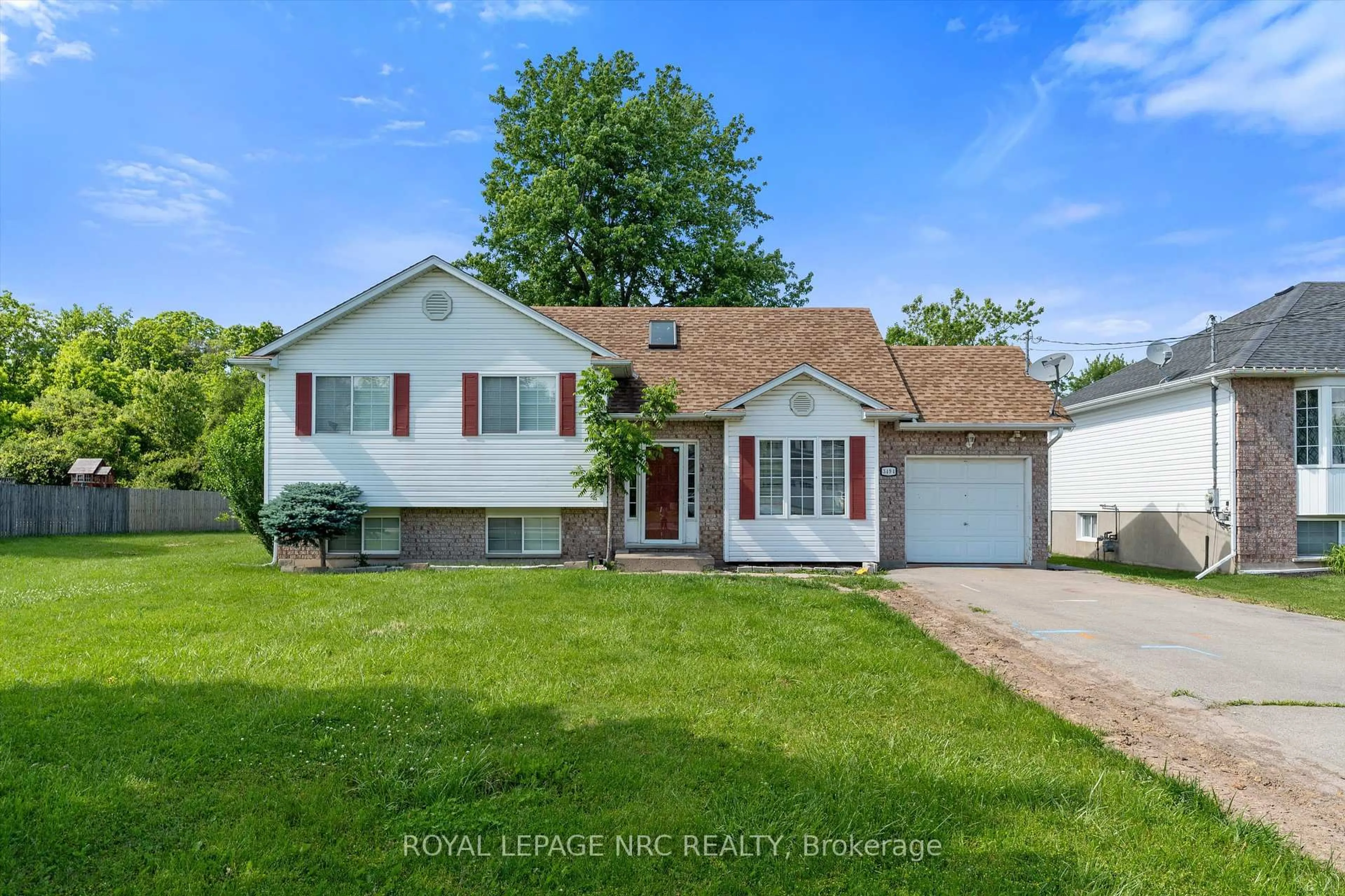 Home with vinyl exterior material, street for 3494 Dominion Rd, Fort Erie Ontario L0S 1N0