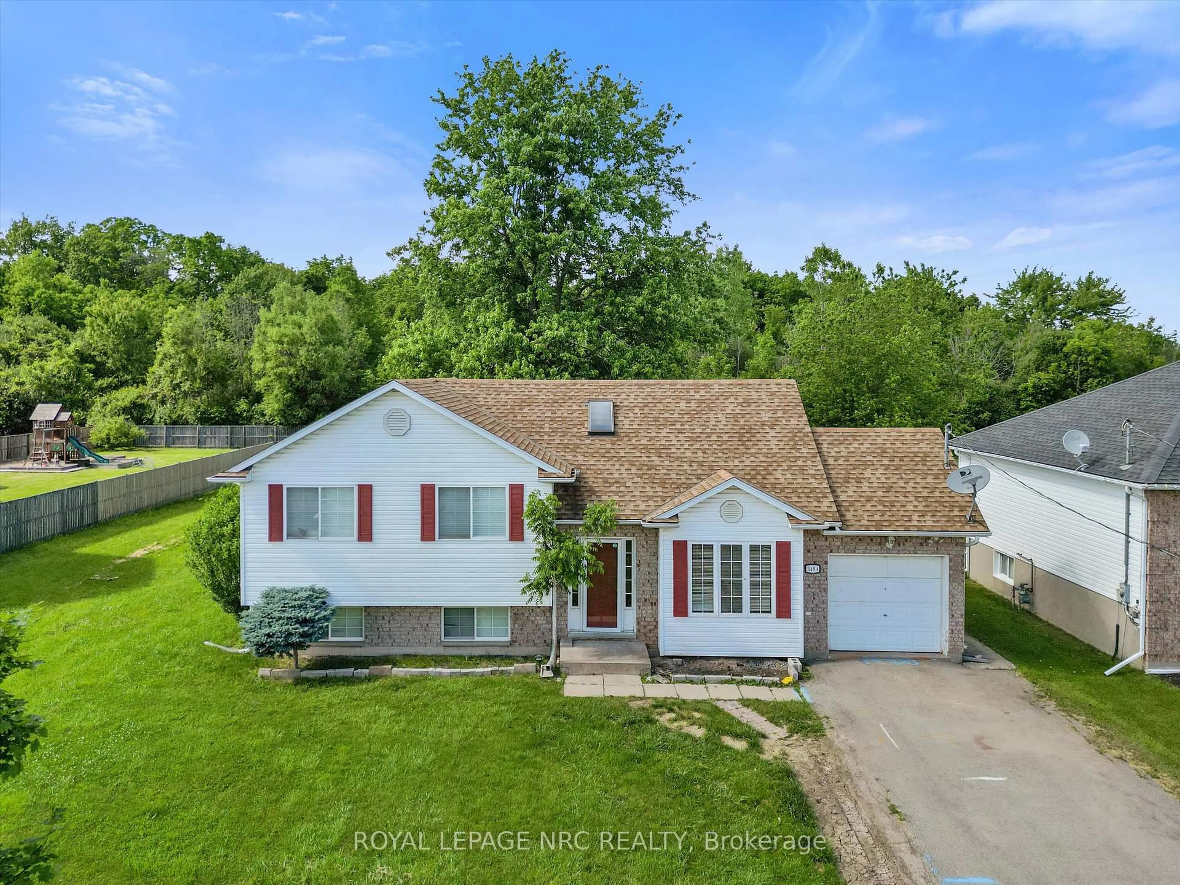A pic from outside/outdoor area/front of a property/back of a property/a pic from drone, water/lake/river/ocean view for 3494 Dominion Rd, Fort Erie Ontario L0S 1N0