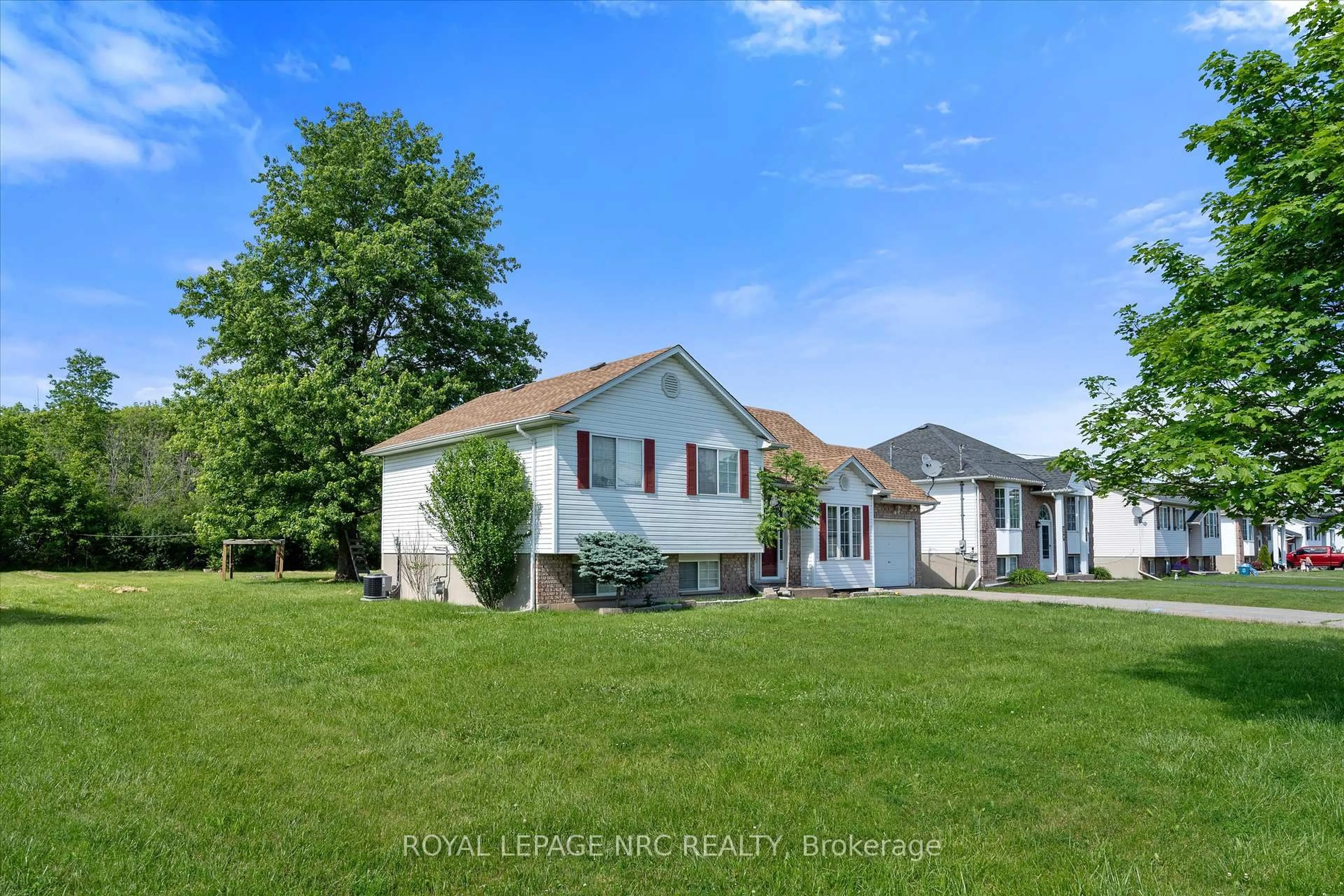 A pic from outside/outdoor area/front of a property/back of a property/a pic from drone, street for 3494 Dominion Rd, Fort Erie Ontario L0S 1N0