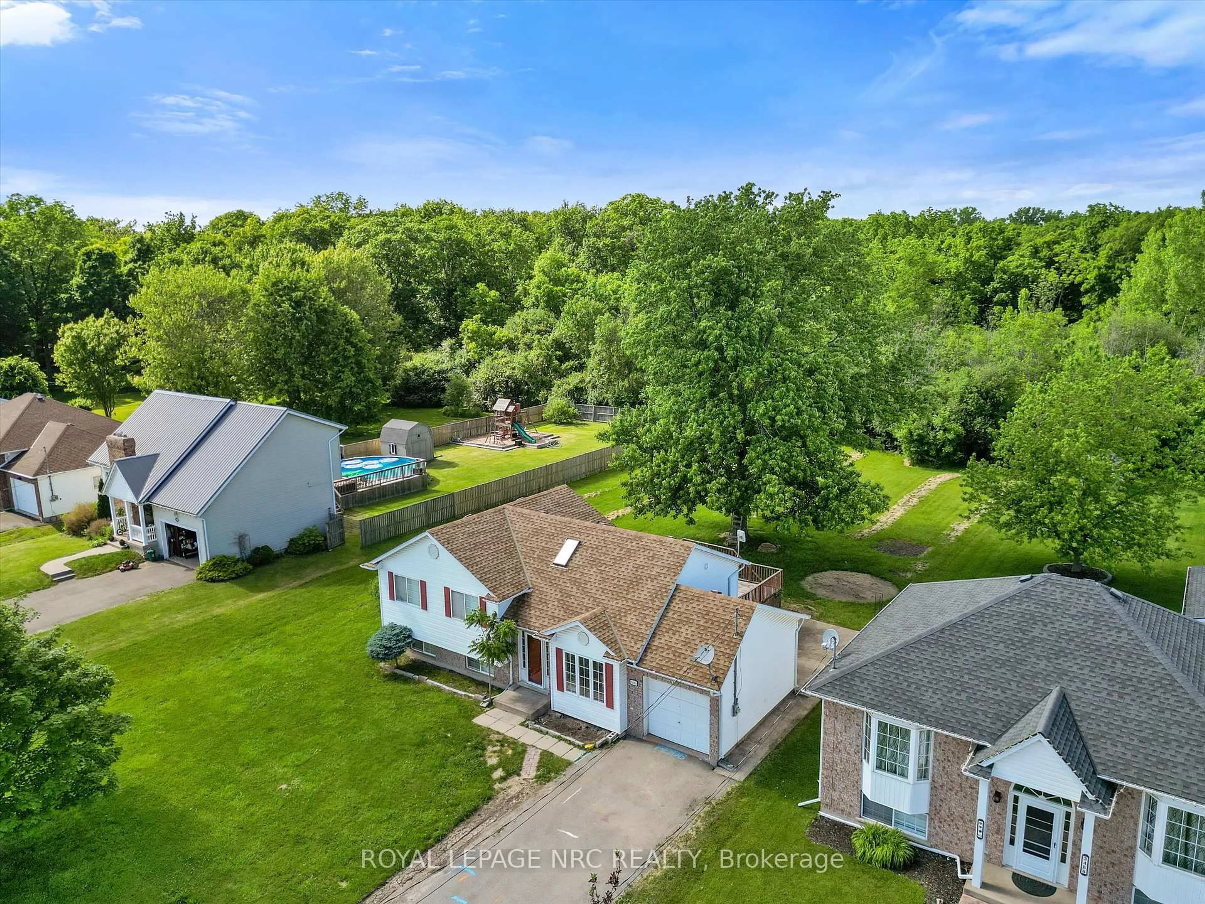 A pic from outside/outdoor area/front of a property/back of a property/a pic from drone, water/lake/river/ocean view for 3494 Dominion Rd, Fort Erie Ontario L0S 1N0