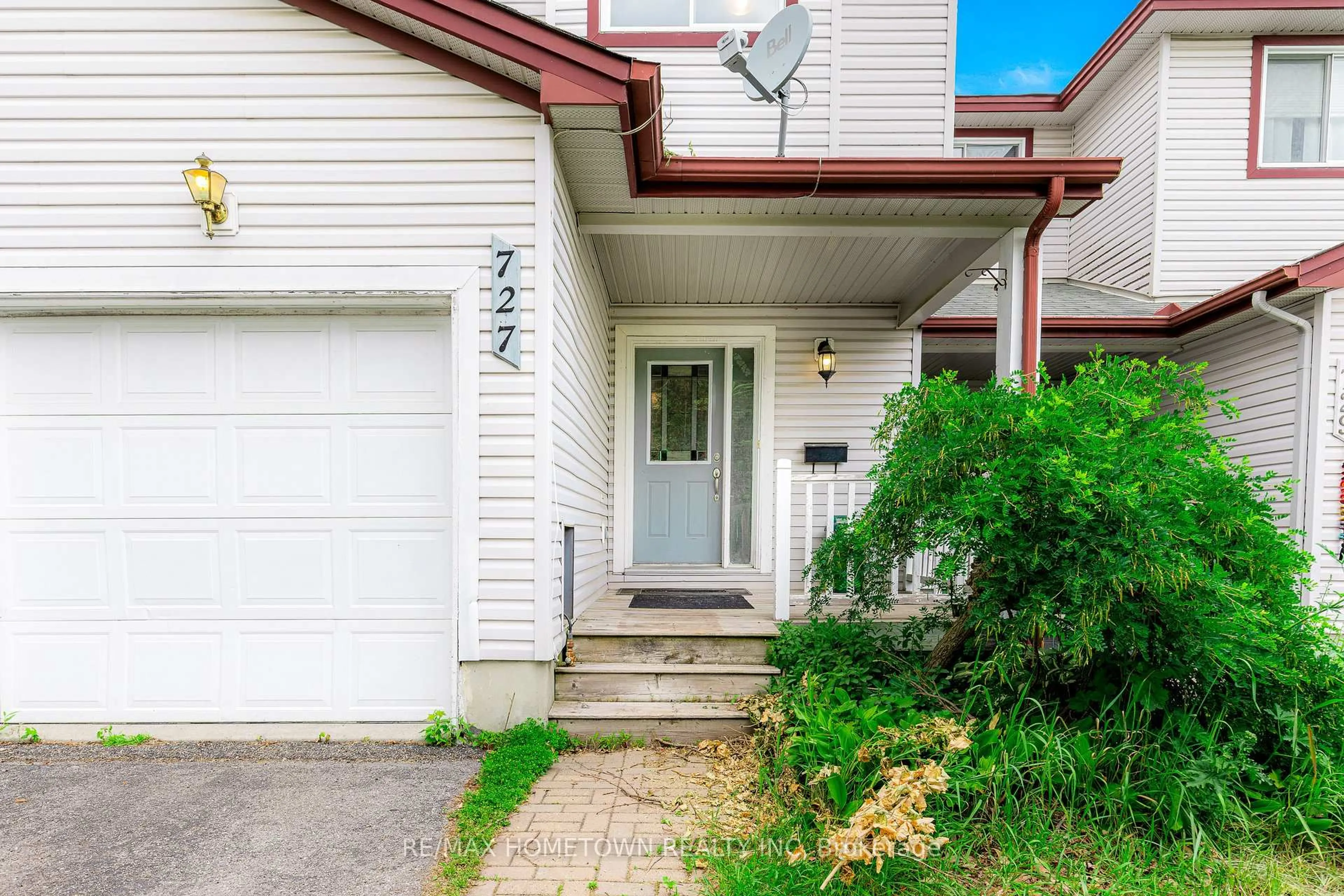 Home with vinyl exterior material, street for 727 Maley St, North Grenville Ontario K0G 1J0