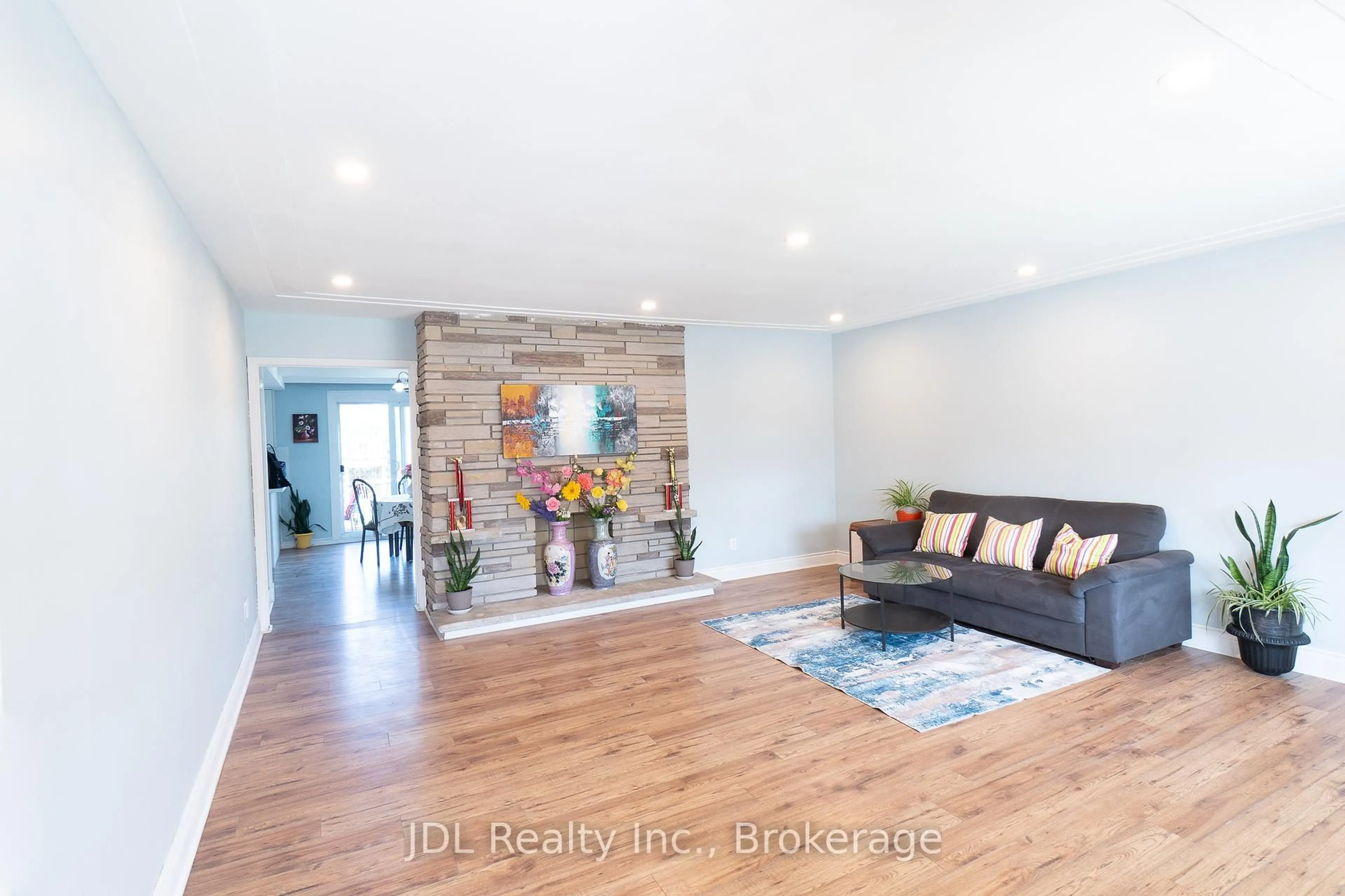 Indoor entryway for 121 Delmar Dr, Hamilton Ontario L9C 1J8