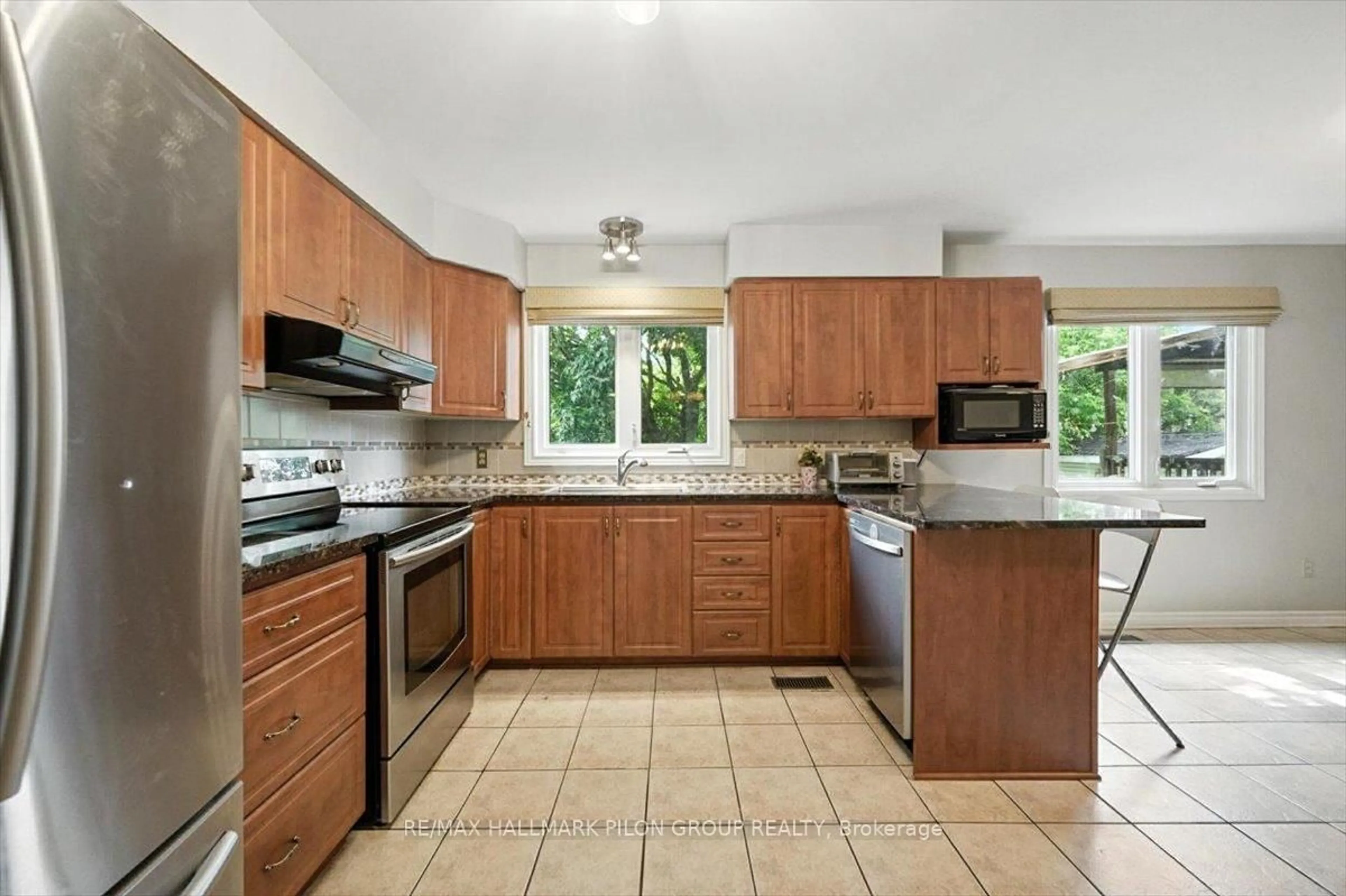 Standard kitchen, ceramic/tile floor for 3351 Chilliwack Way, Ottawa Ontario K1T 1P4