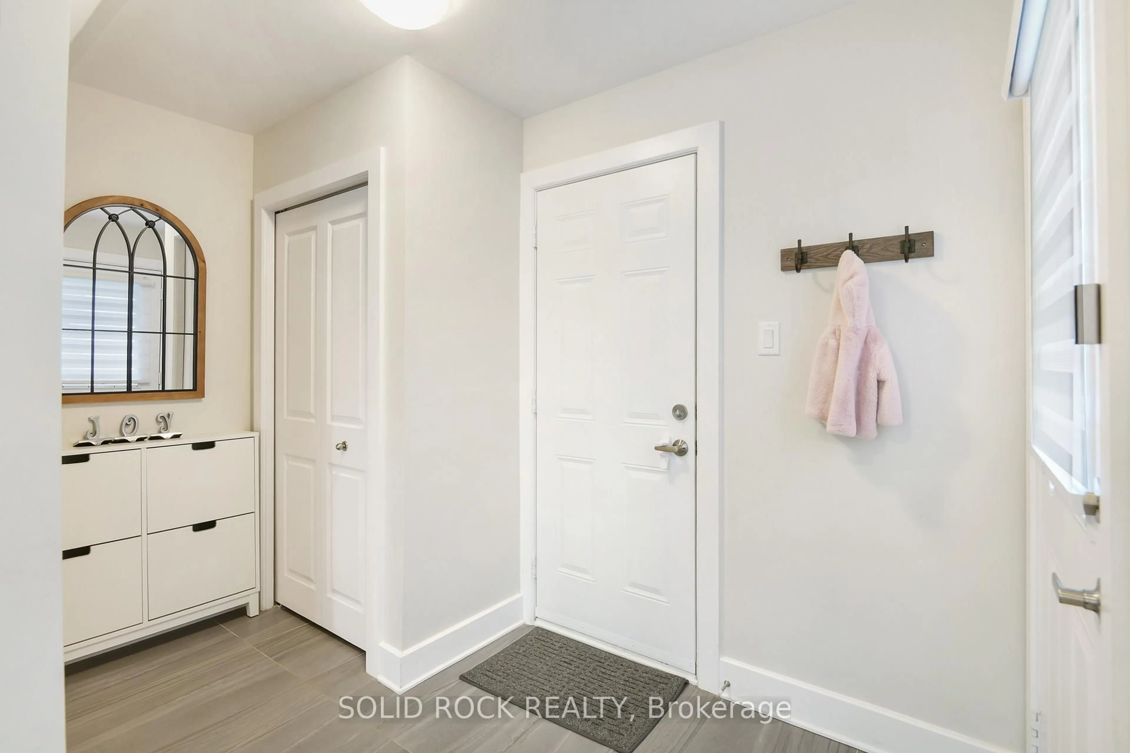 Indoor entryway for 207 Bert Hall St, Arnprior Ontario K7S 0H1