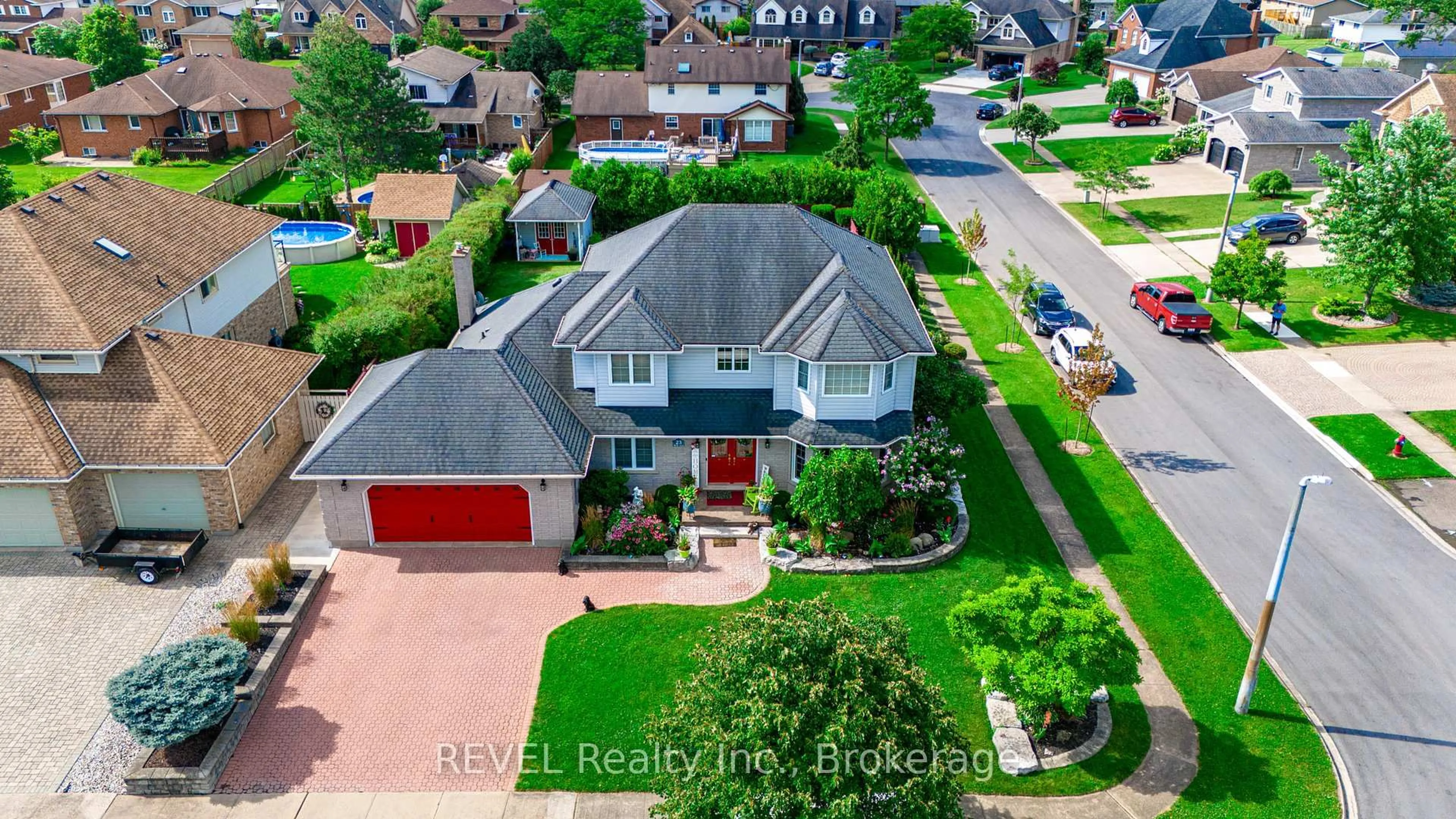 A pic from outside/outdoor area/front of a property/back of a property/a pic from drone, street for 23 Green Meadow Cres, Welland Ontario L3C 6X2