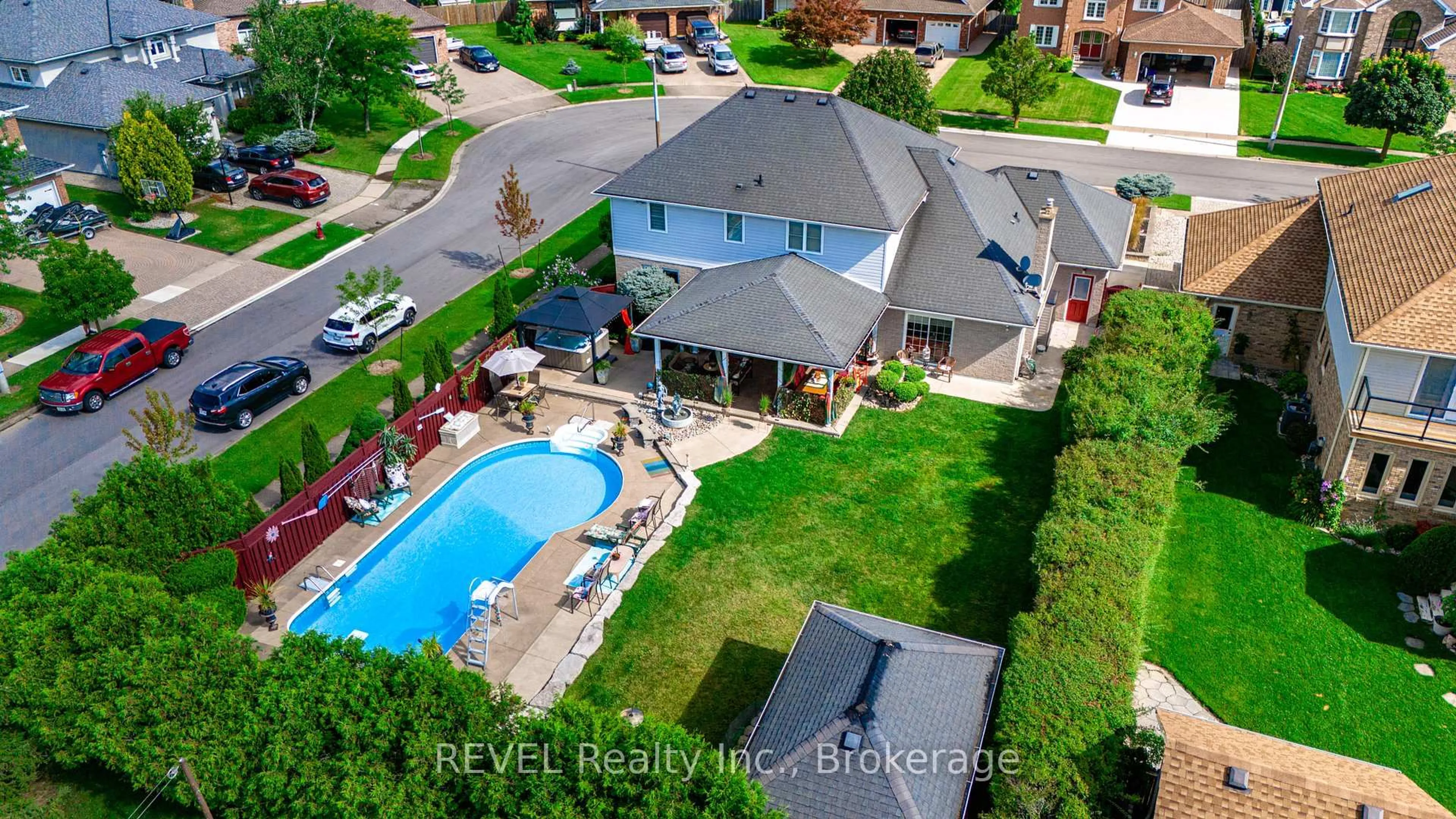 A pic from outside/outdoor area/front of a property/back of a property/a pic from drone, unknown for 23 Green Meadow Cres, Welland Ontario L3C 6X2