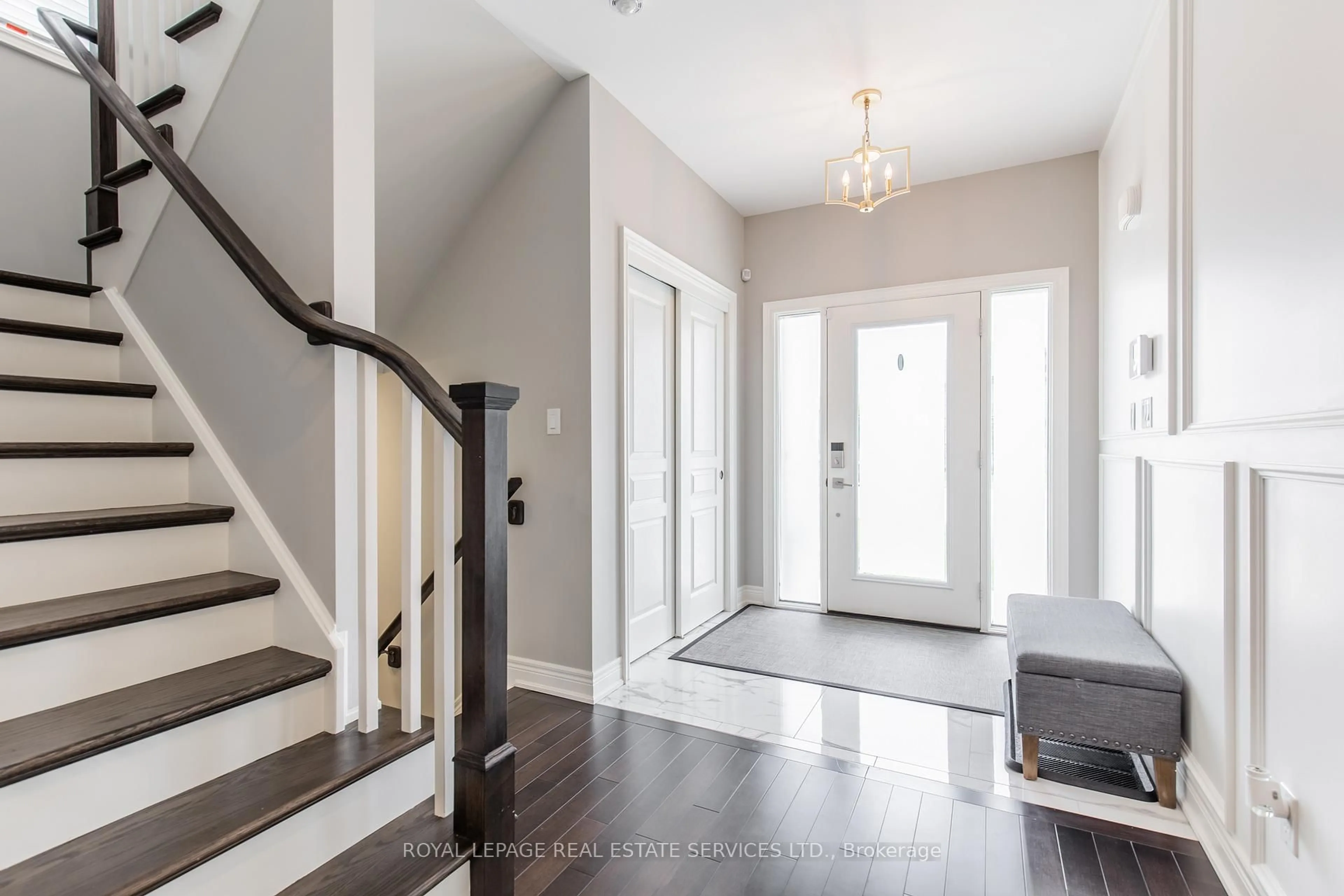 Indoor entryway for 55 Spruce Cres, Welland Ontario L3C 0C6