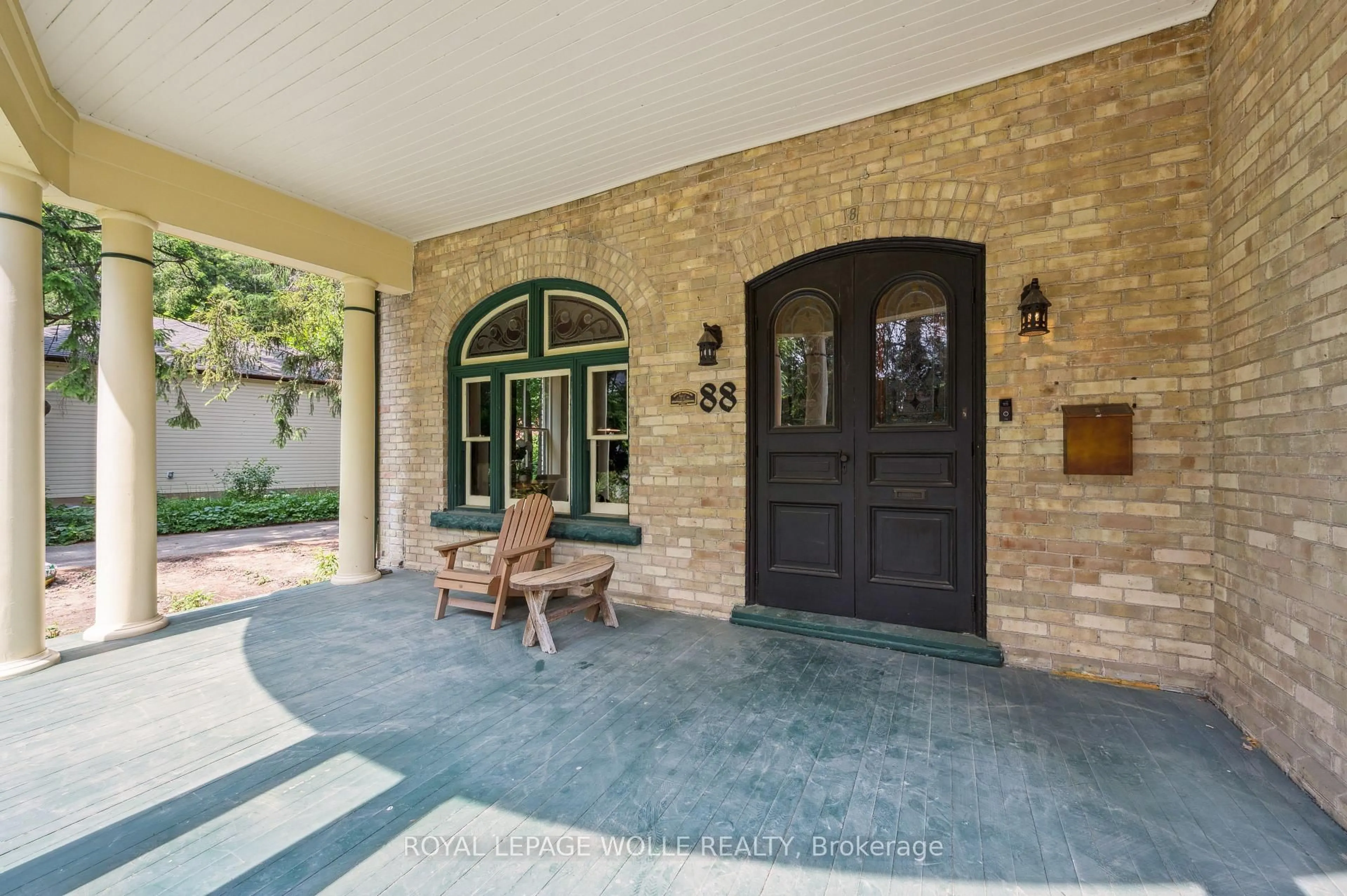 Indoor entryway for 88 William St, Waterloo Ontario N2L 1J7