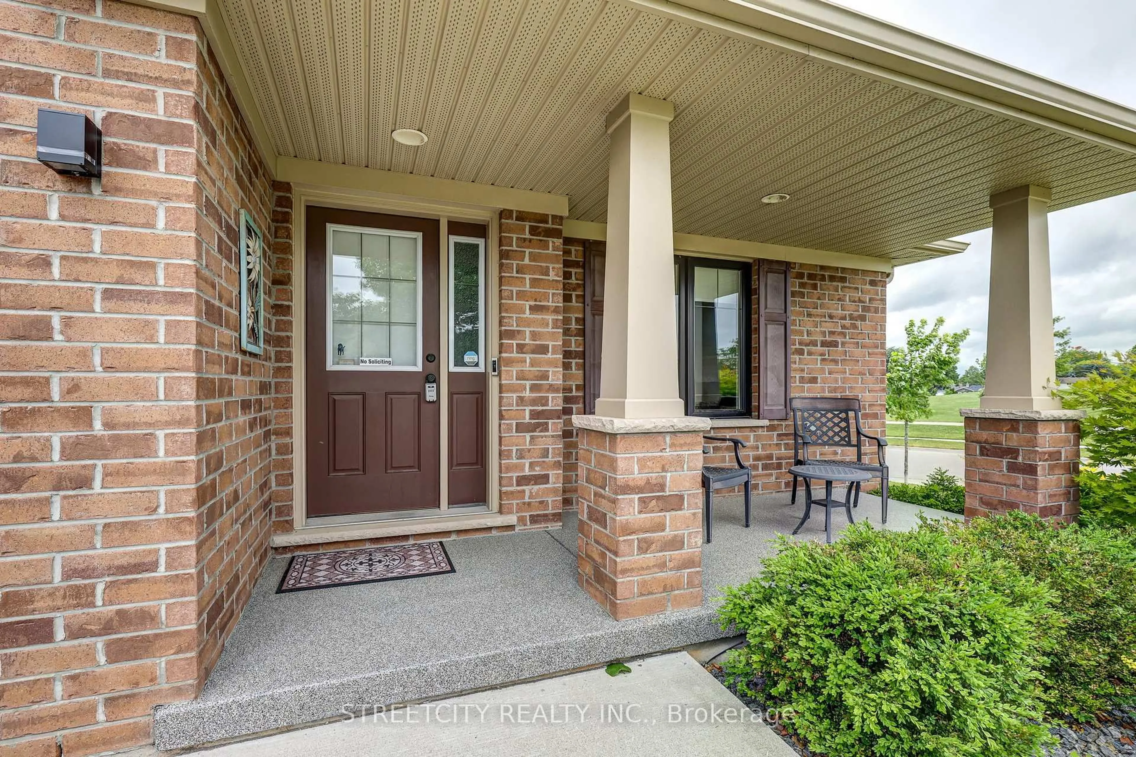 Indoor entryway for 2 Noble Lane, St. Thomas Ontario N5R 0C4