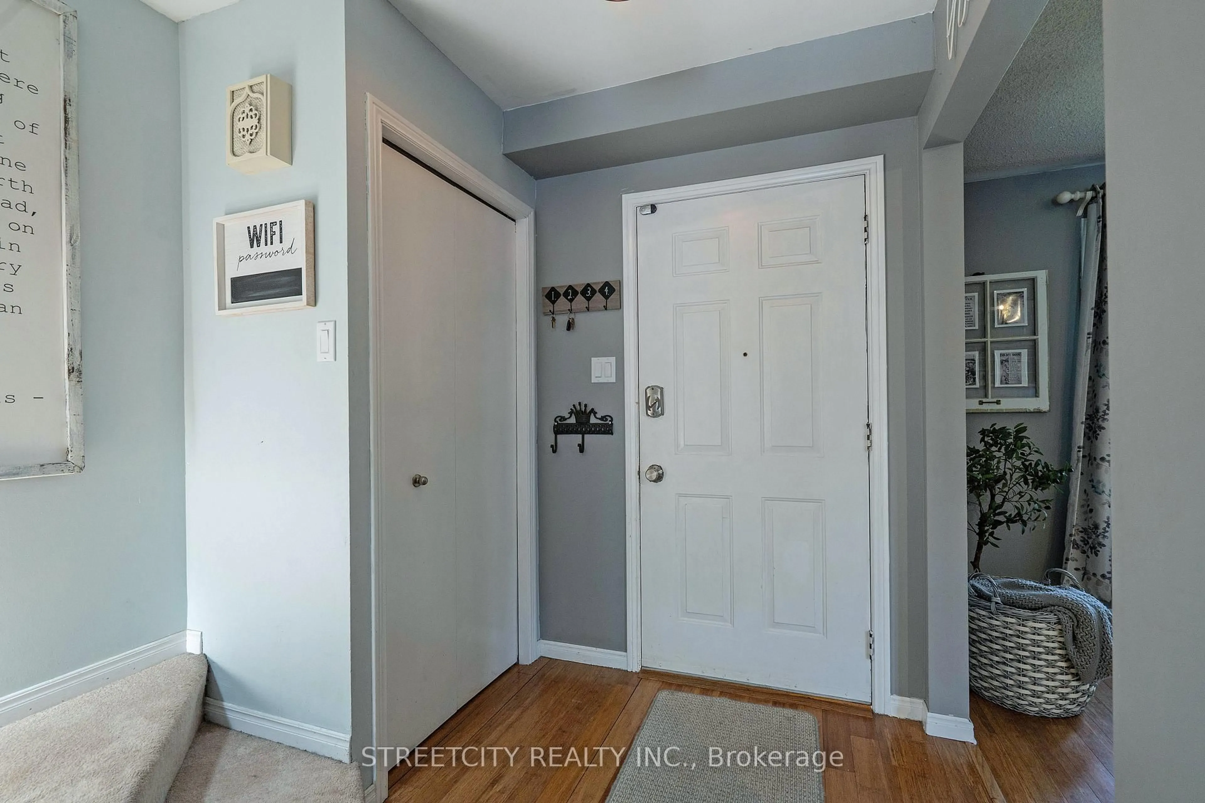 Indoor entryway for 47 Fox Hollow Cres, London North Ontario N6G 3R1