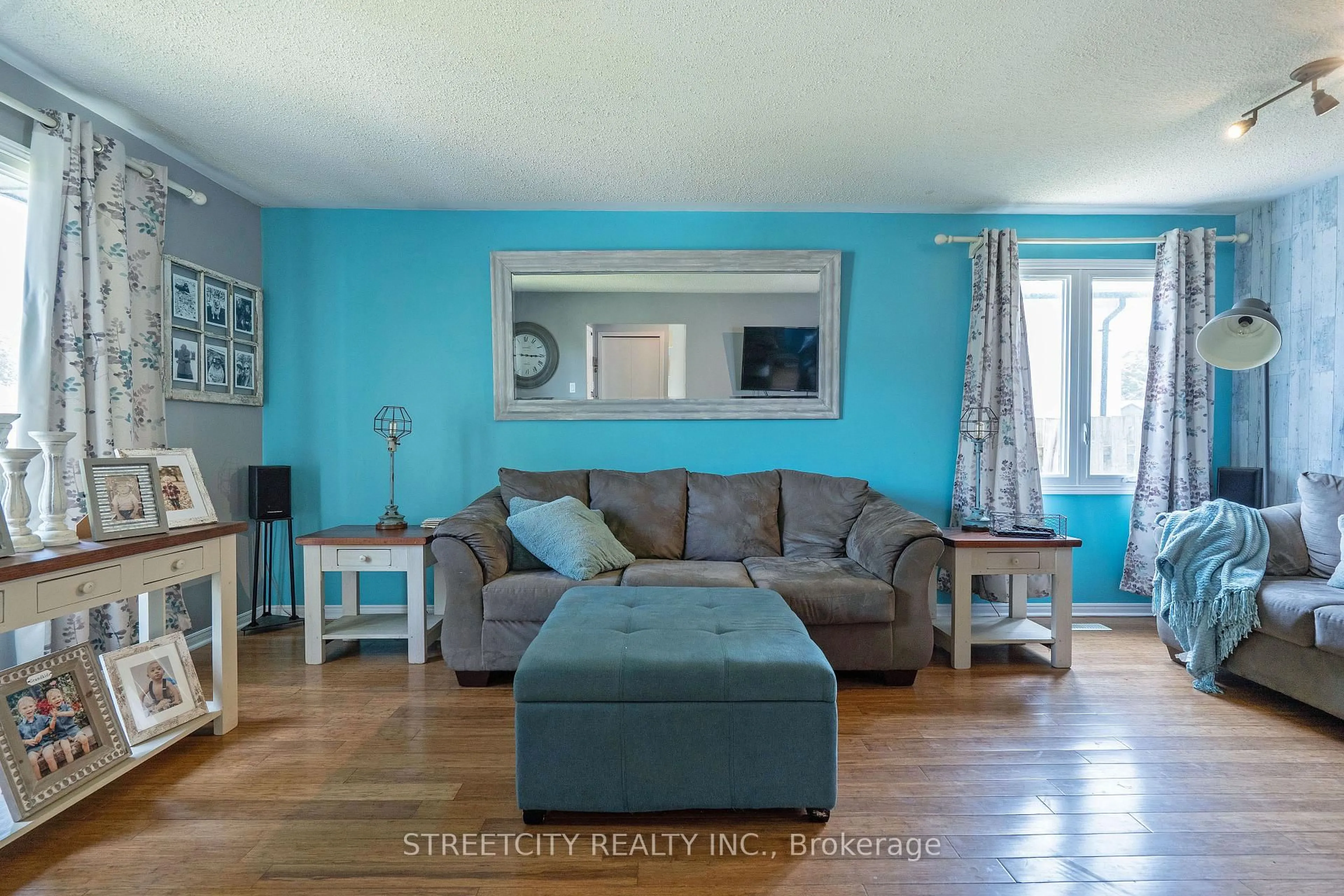 Living room with furniture, wood/laminate floor for 47 Fox Hollow Cres, London North Ontario N6G 3R1