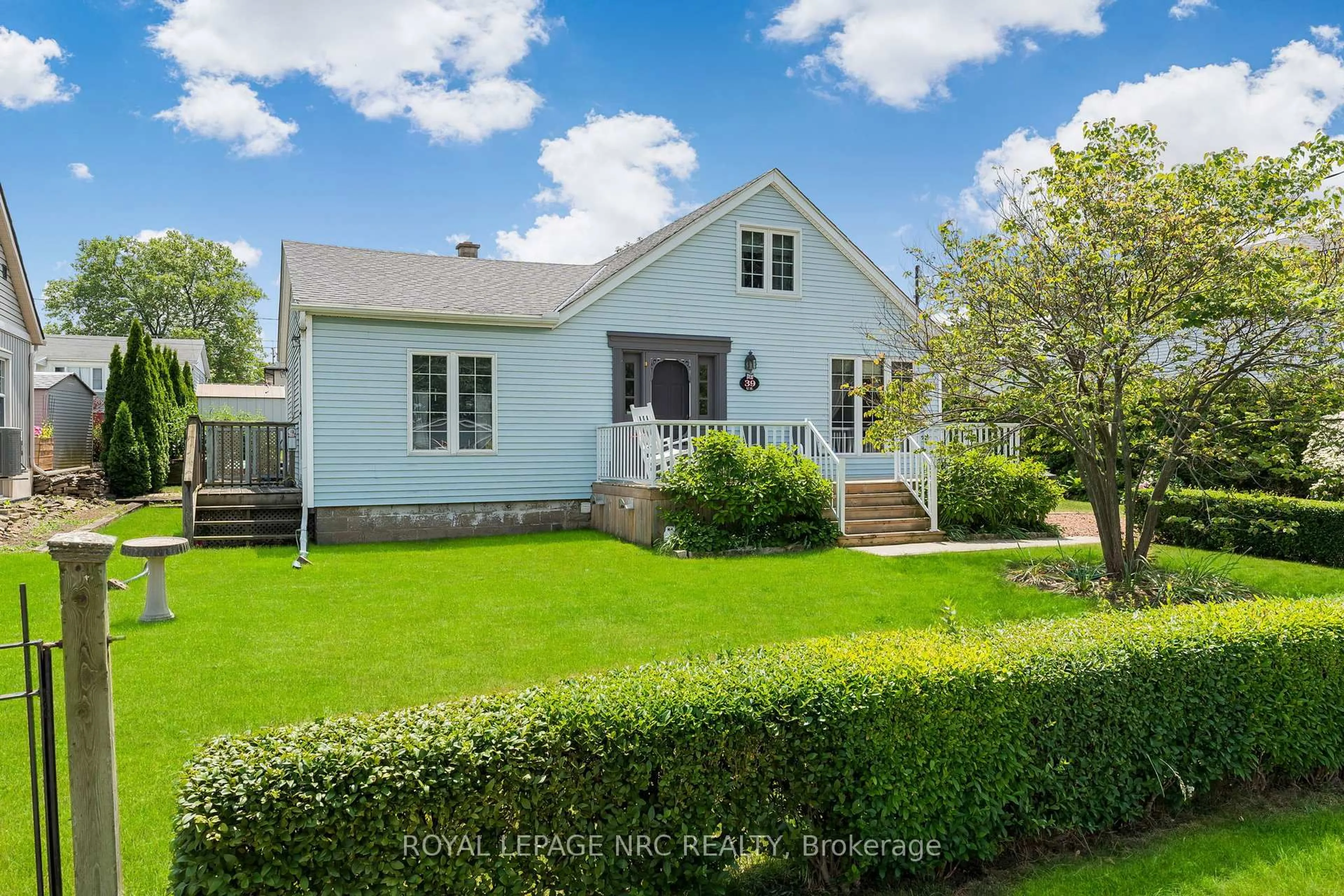 A pic from outside/outdoor area/front of a property/back of a property/a pic from drone, street for 39 Wanda Rd, St. Catharines Ontario L2T 1S7