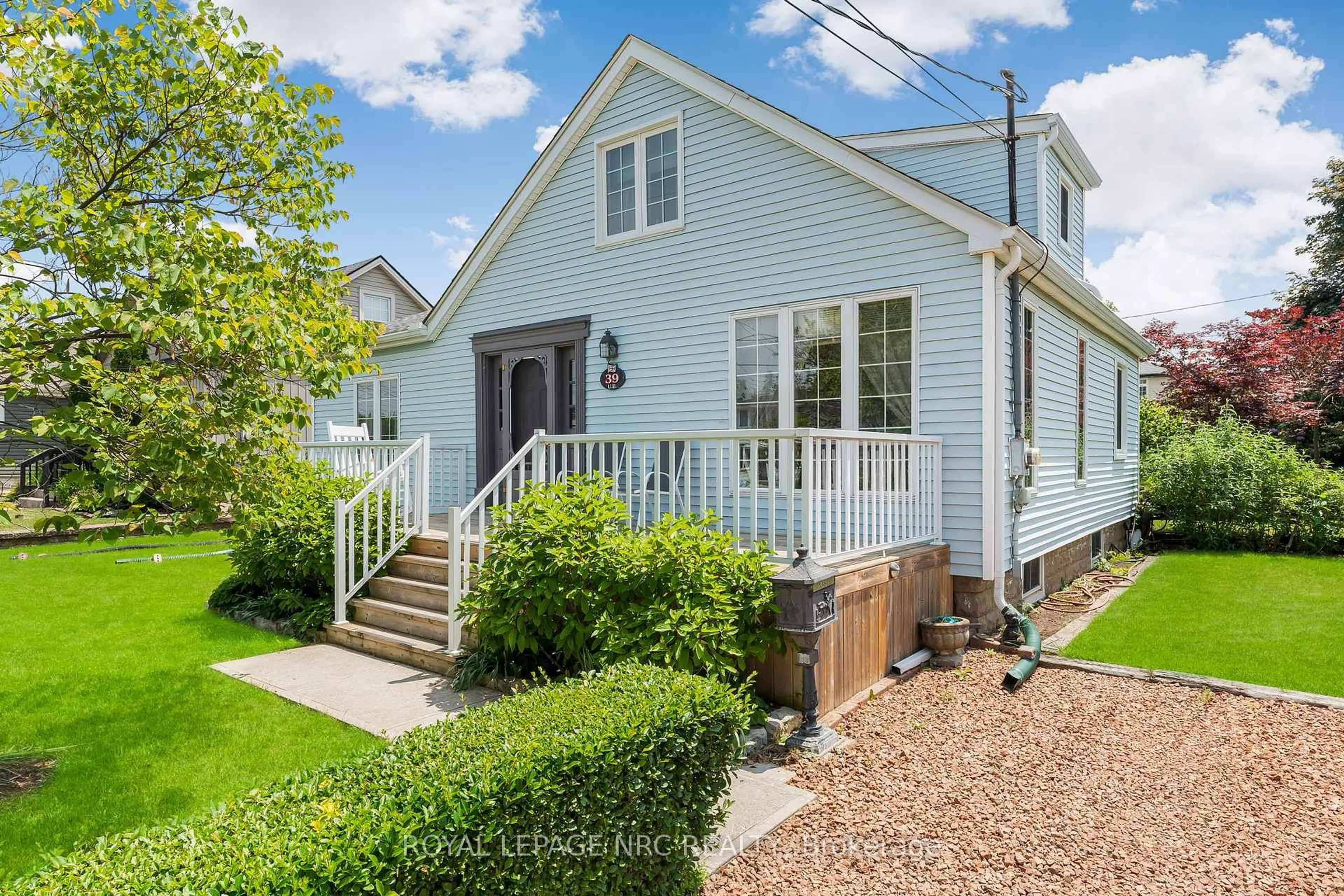 Home with vinyl exterior material, street for 39 Wanda Rd, St. Catharines Ontario L2T 1S7