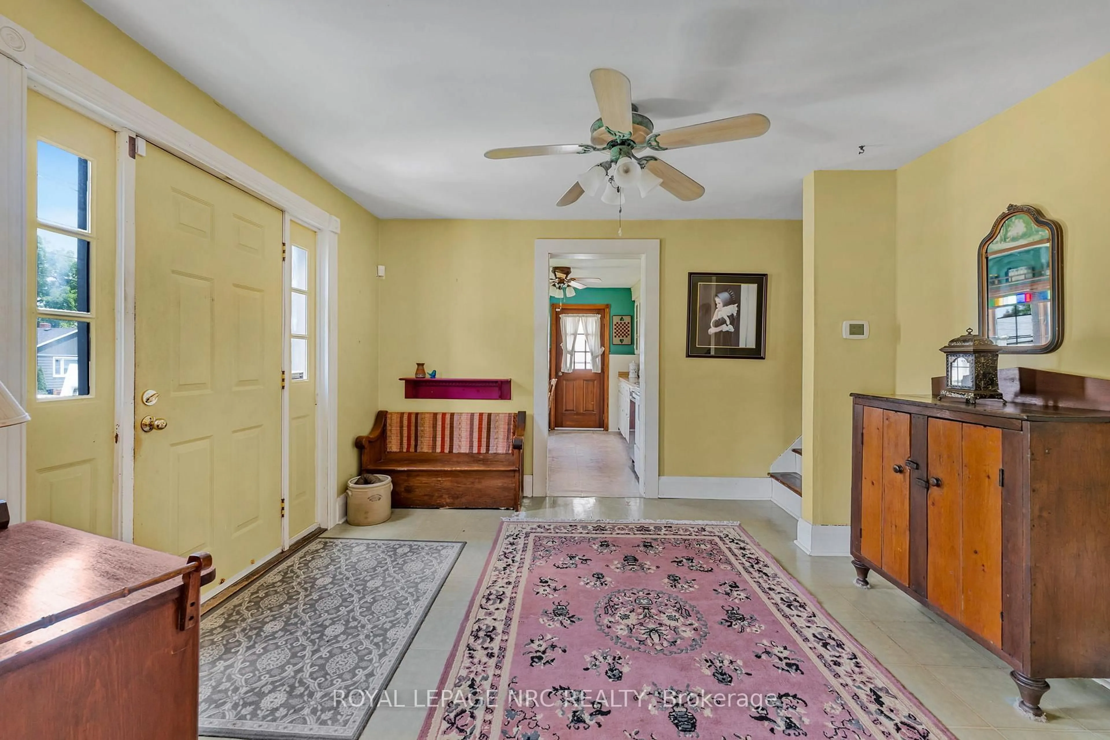 Indoor foyer for 39 Wanda Rd, St. Catharines Ontario L2T 1S7