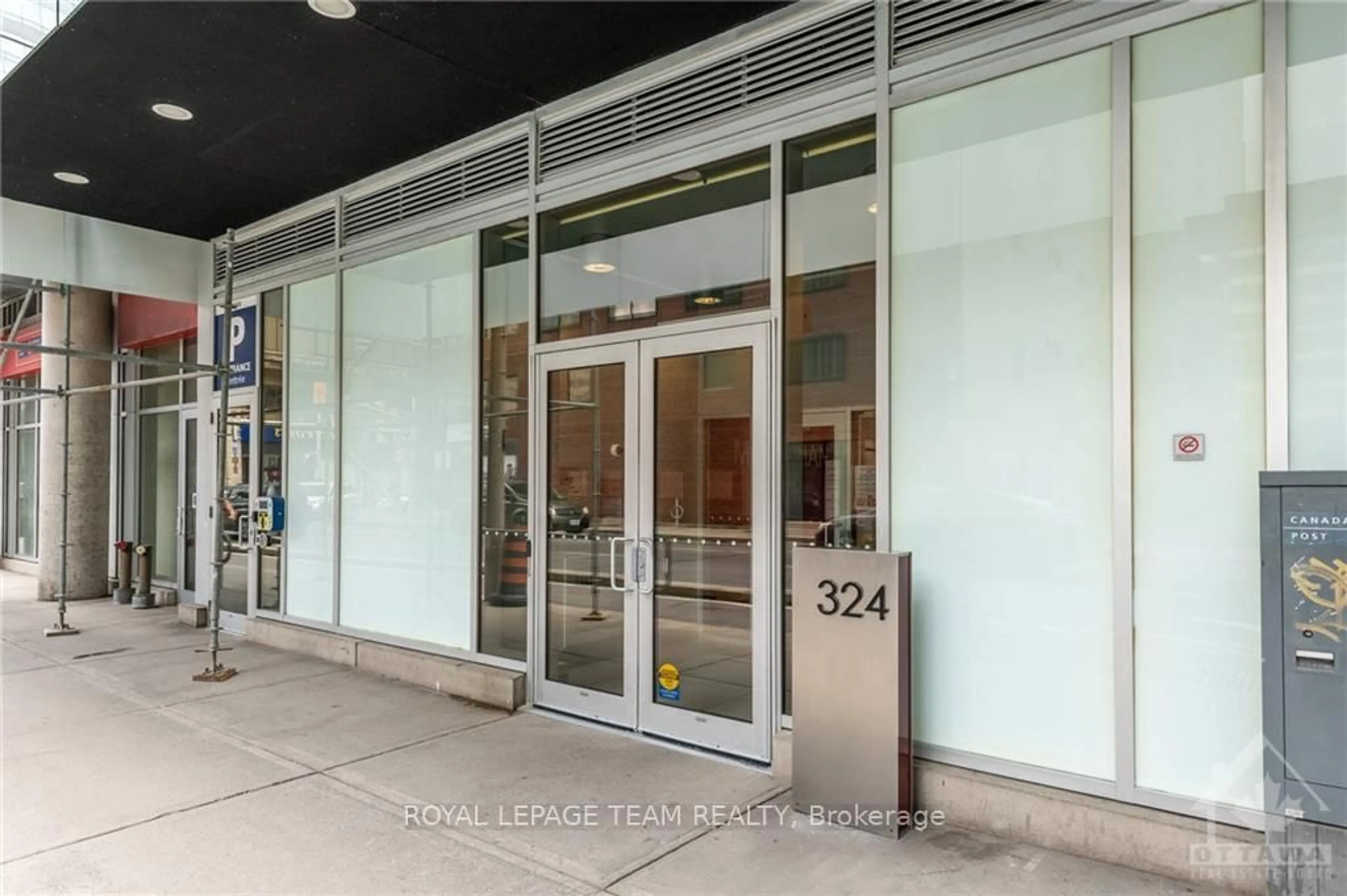 Indoor foyer for 324 Laurier Ave #1604, Ottawa Ontario K1P 0A4
