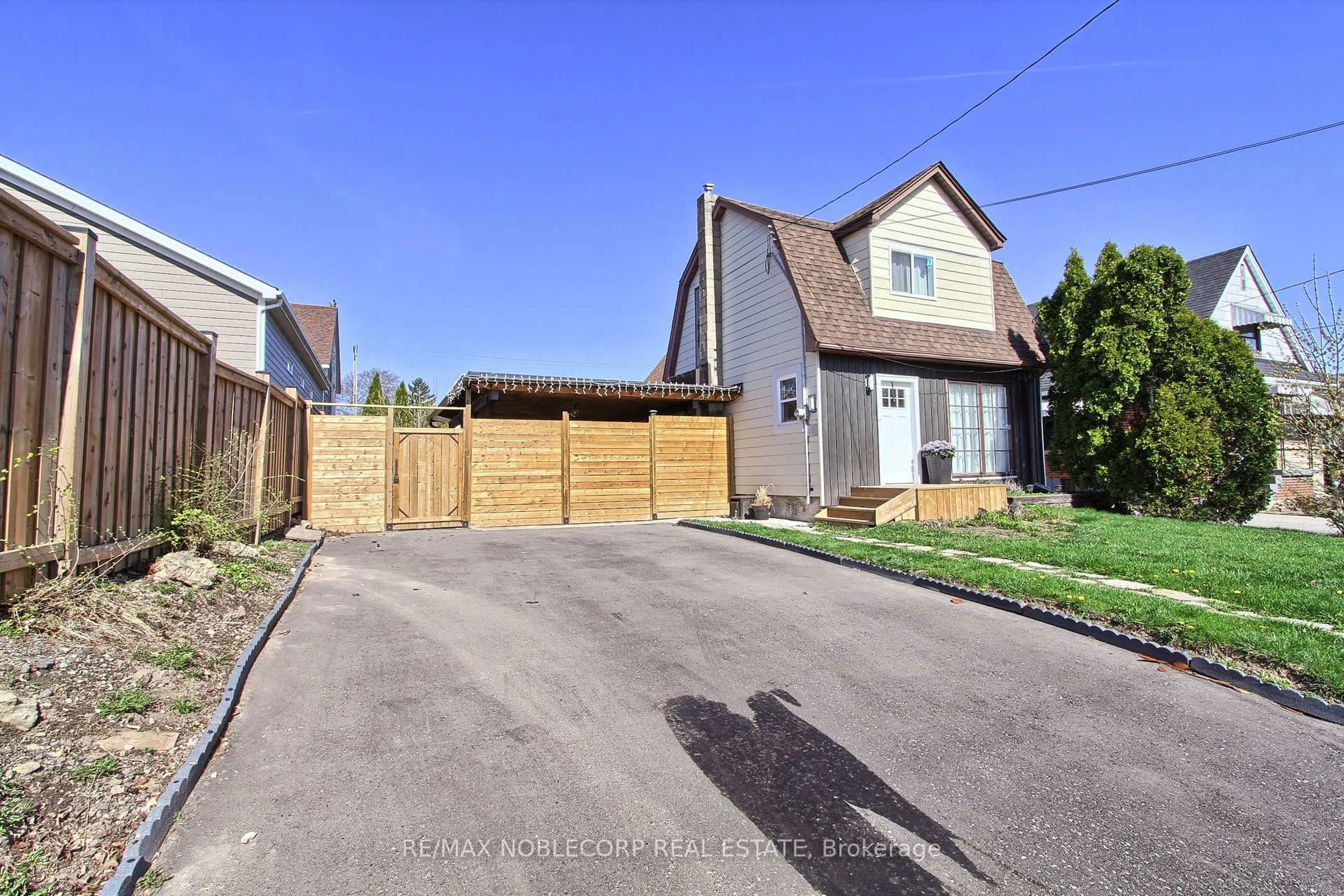 A pic from outside/outdoor area/front of a property/back of a property/a pic from drone, street for 174 East 31st. St, Hamilton Ontario L8V 3P5