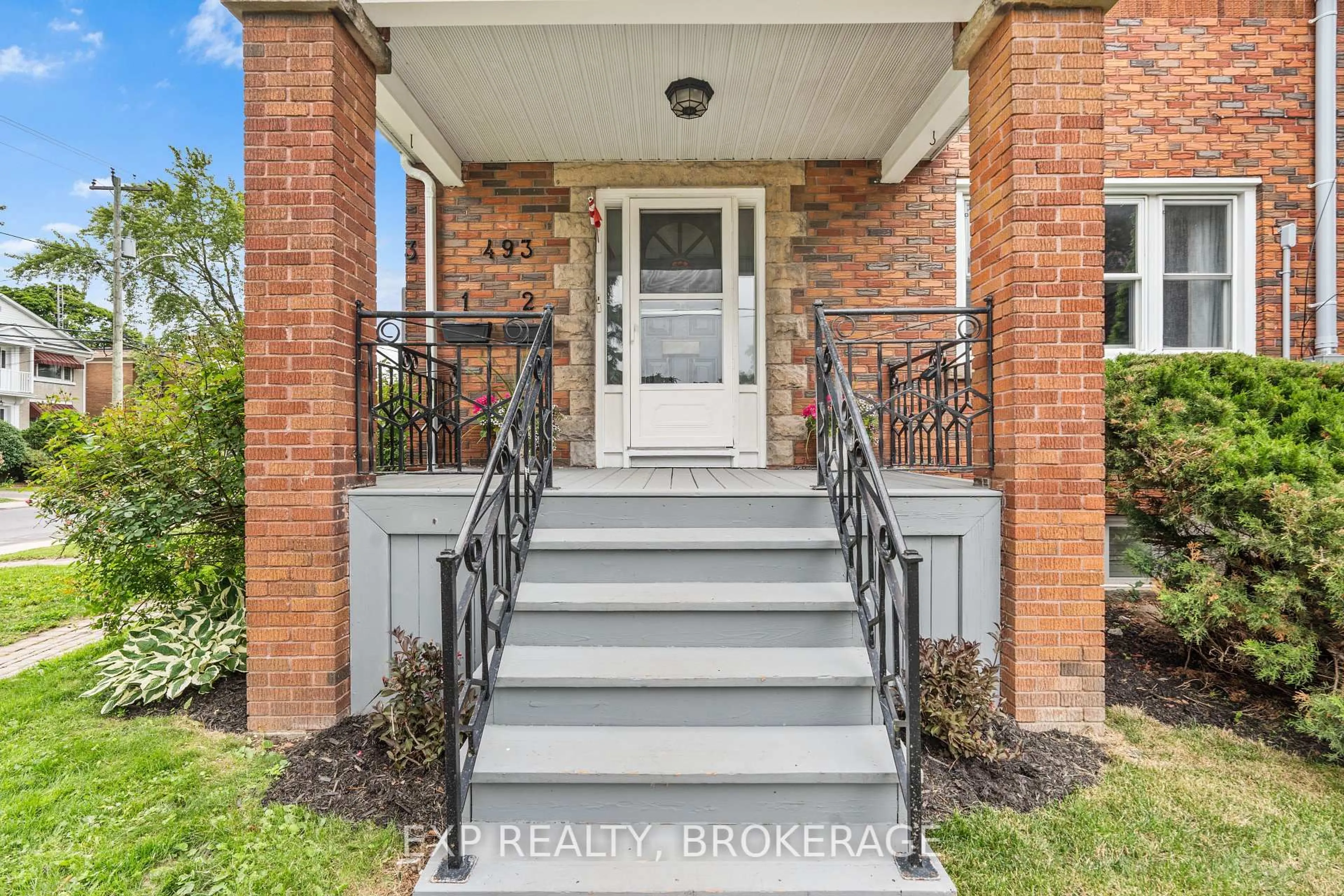 Indoor entryway for 493 COLLEGE St, Kingston Ontario K7L 4M8