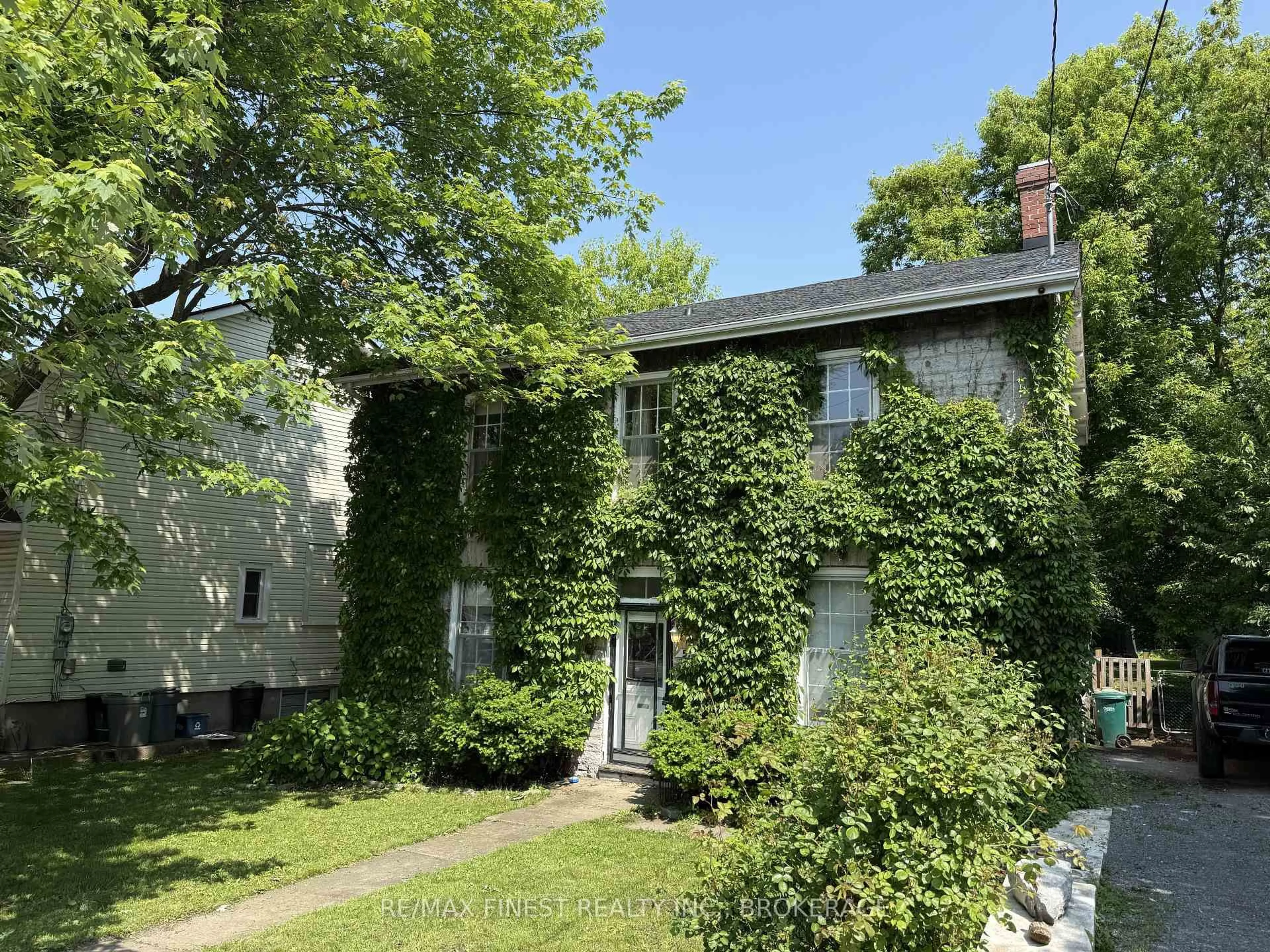 A pic from outside/outdoor area/front of a property/back of a property/a pic from drone, street for 579 Union St, Kingston Ontario K7M 2H5
