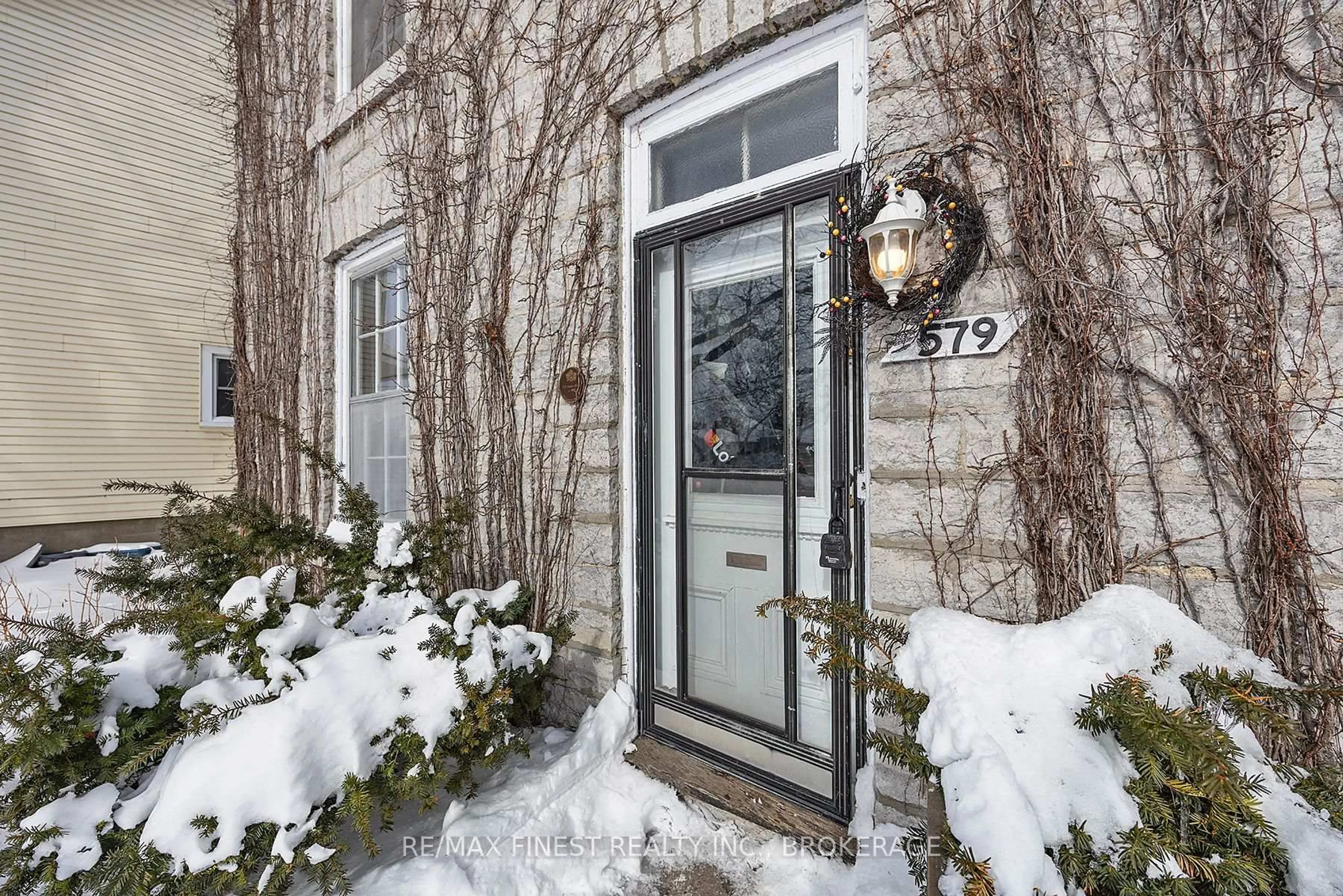Indoor entryway for 579 Union St, Kingston Ontario K7M 2H5