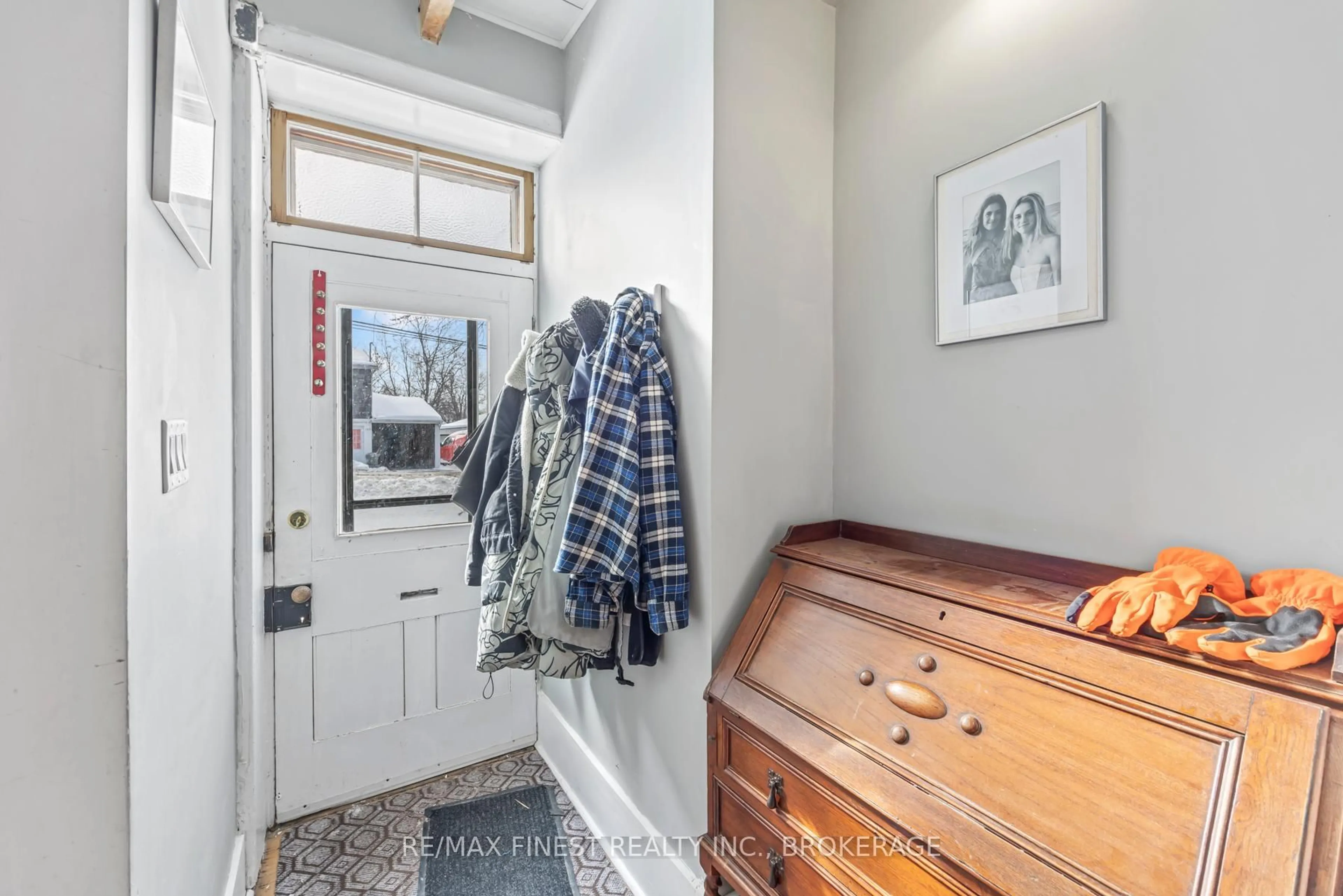 Indoor entryway for 579 Union St, Kingston Ontario K7M 2H5