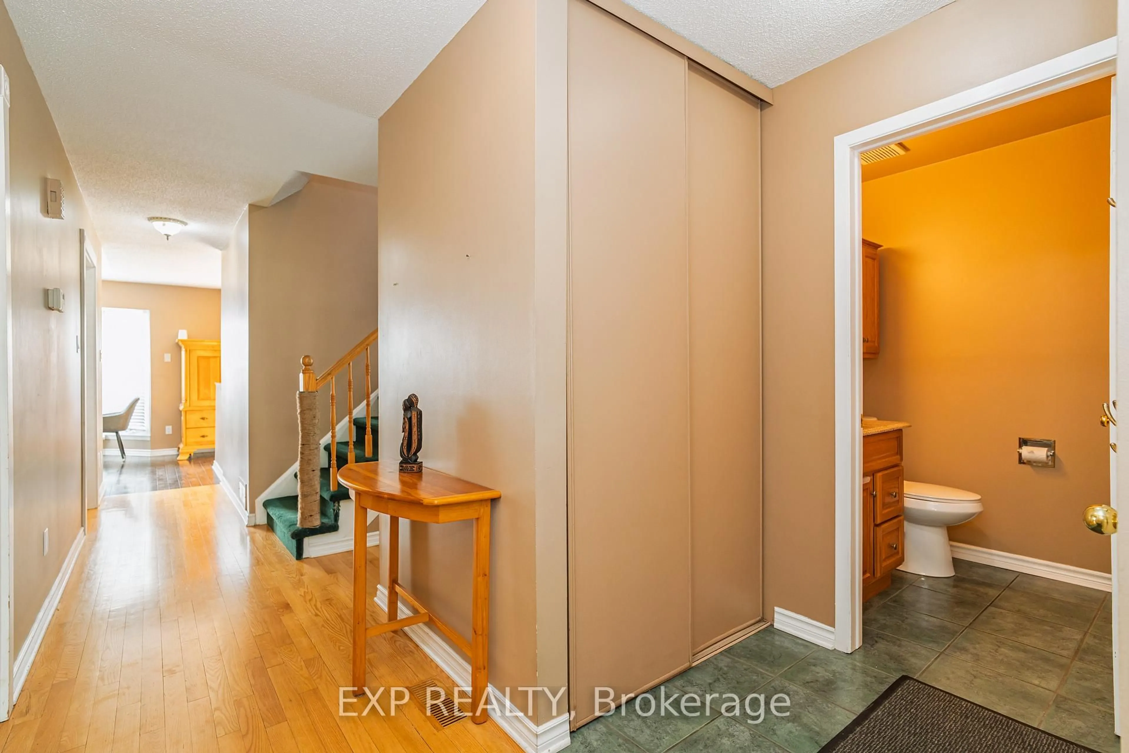 Indoor entryway for 1508 Roberval Ave, Ottawa Ontario K4A 2C4