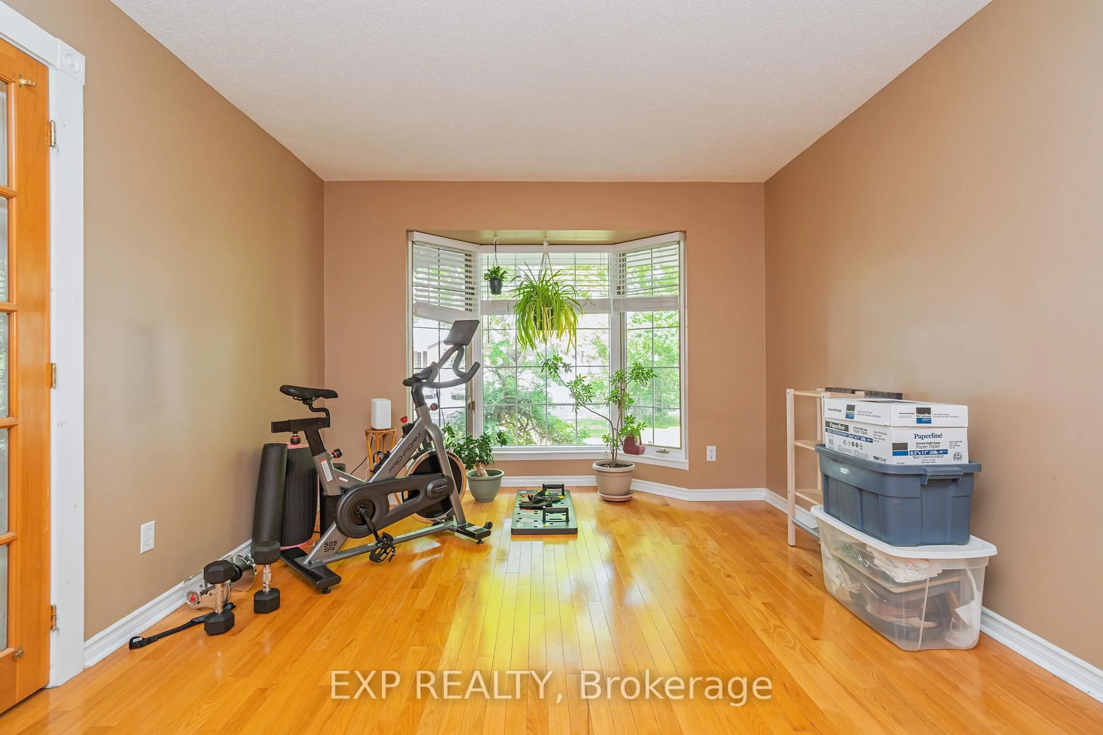 Indoor entryway for 1508 Roberval Ave, Ottawa Ontario K4A 2C4
