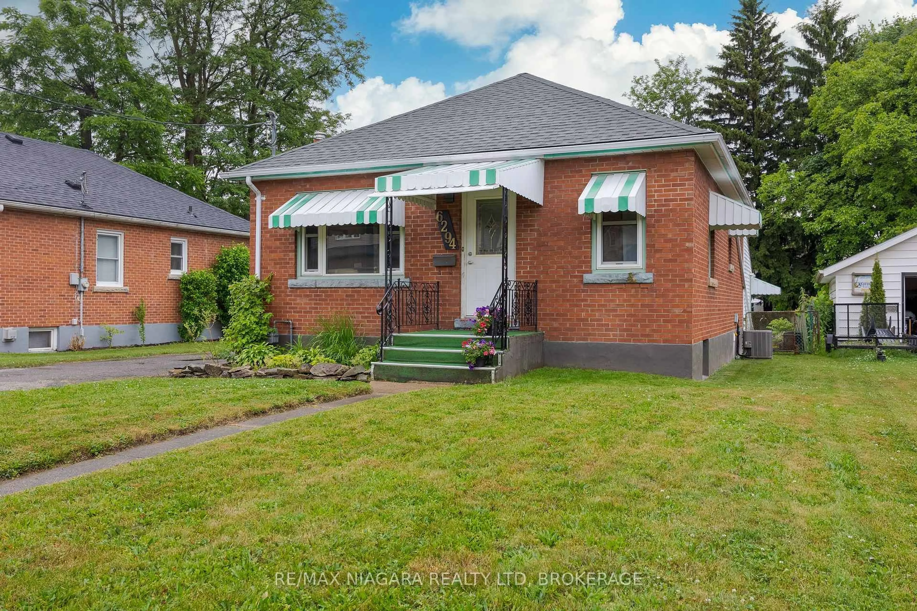Home with brick exterior material, street for 6294 Murray St, Niagara Falls Ontario L2G 2K7