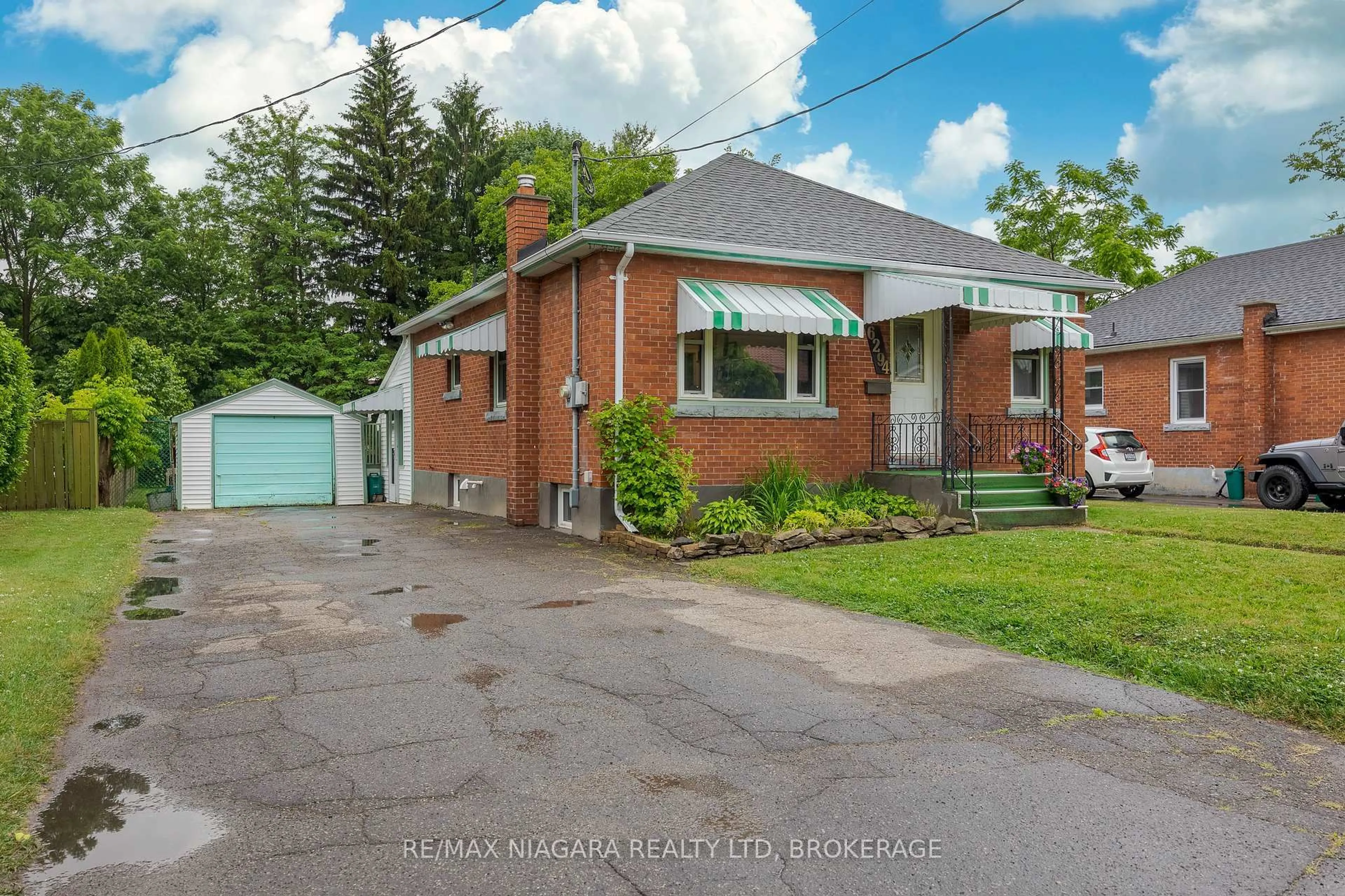 A pic from outside/outdoor area/front of a property/back of a property/a pic from drone, street for 6294 Murray St, Niagara Falls Ontario L2G 2K7