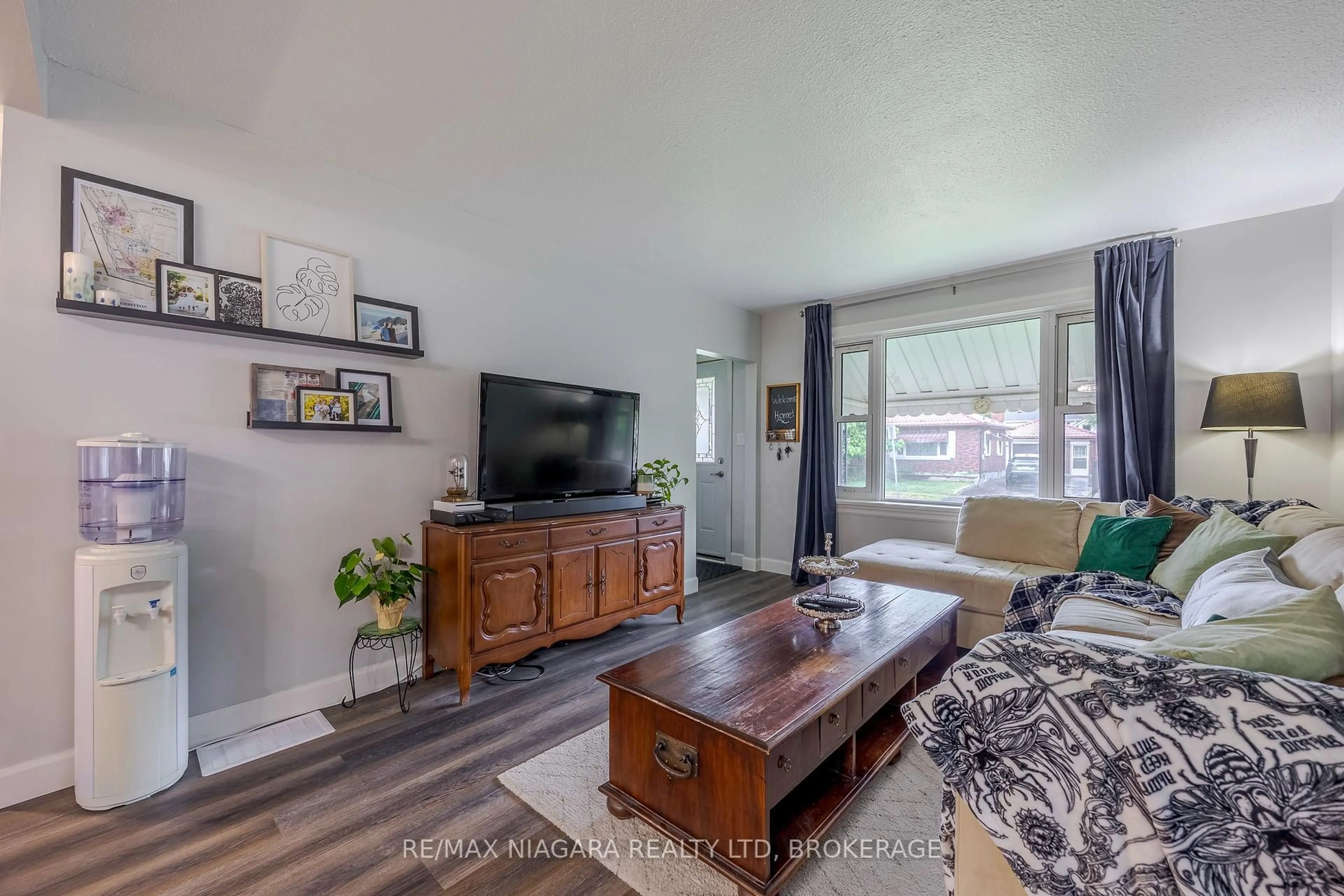 Living room with furniture, wood/laminate floor for 6294 Murray St, Niagara Falls Ontario L2G 2K7