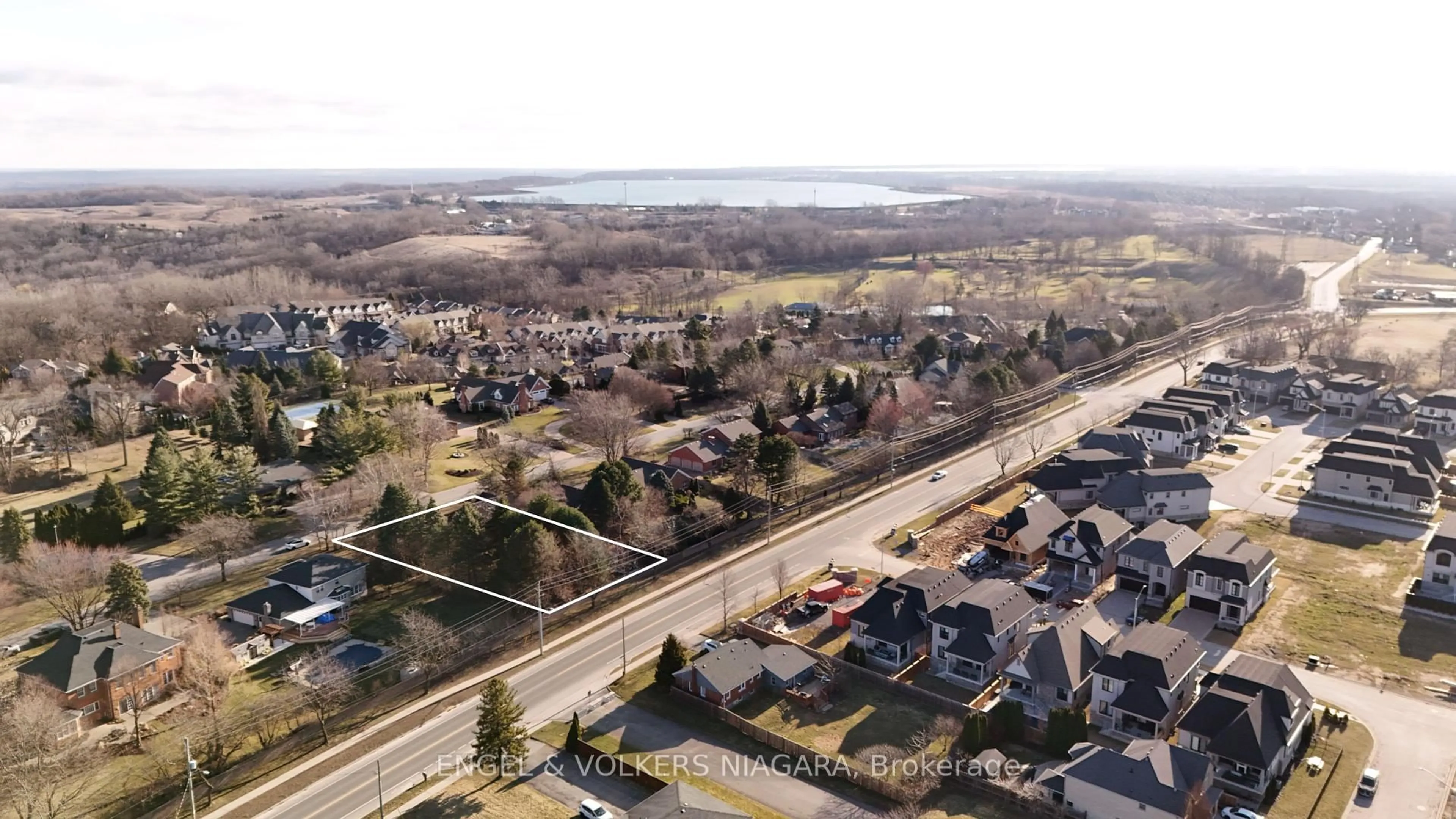 A pic from outside/outdoor area/front of a property/back of a property/a pic from drone, unknown for 6542 January Dr, Niagara Falls Ontario L2J 4J4